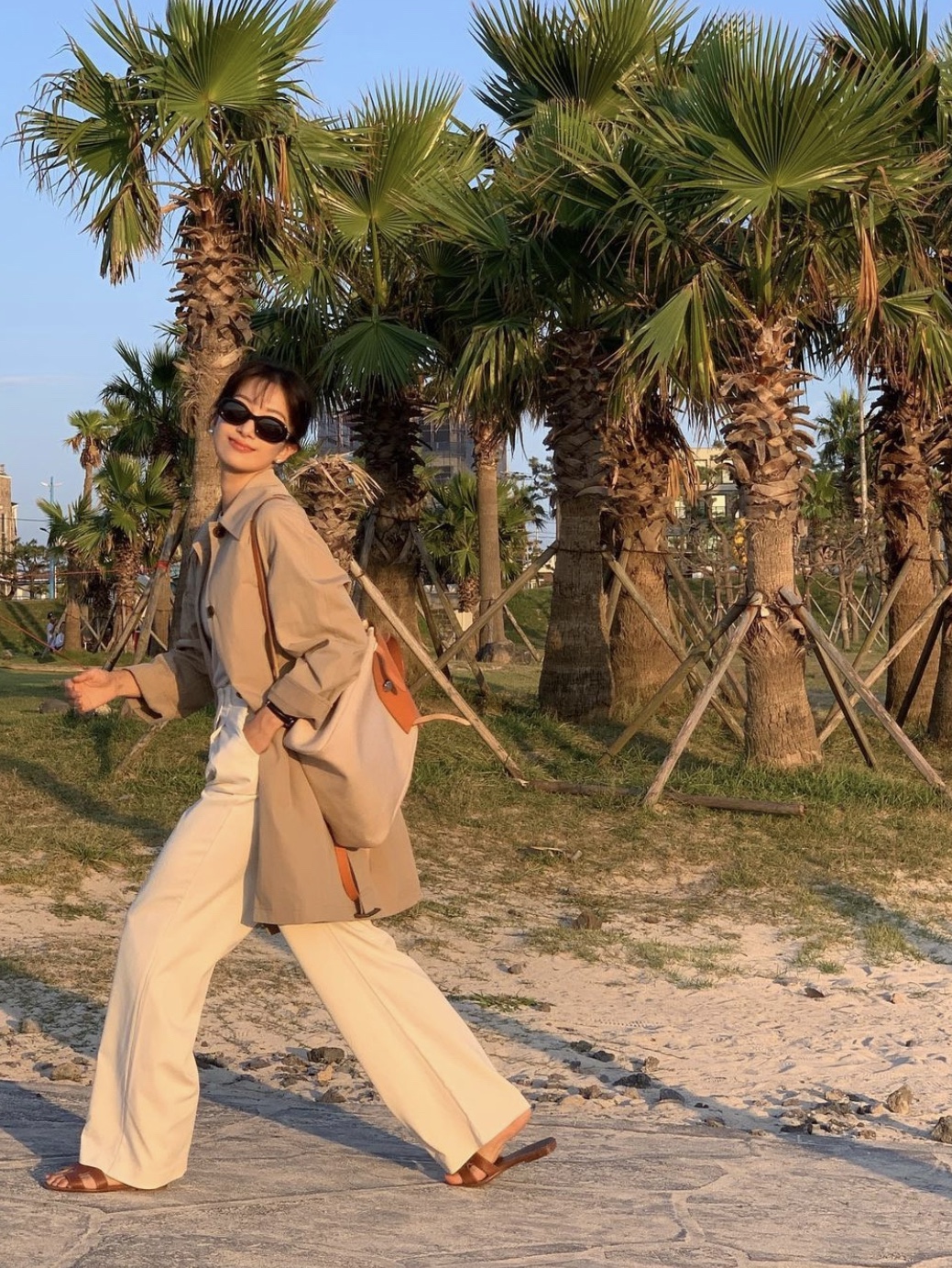 (W) Hermes Oran Sandal Calfskin & Gold Piqures Ecrues, Hermes Herbag Zip 31 Laque Bag Military Canvas Hunter Cowhide & Palladium Beton Nature Blanc 착용 스타일