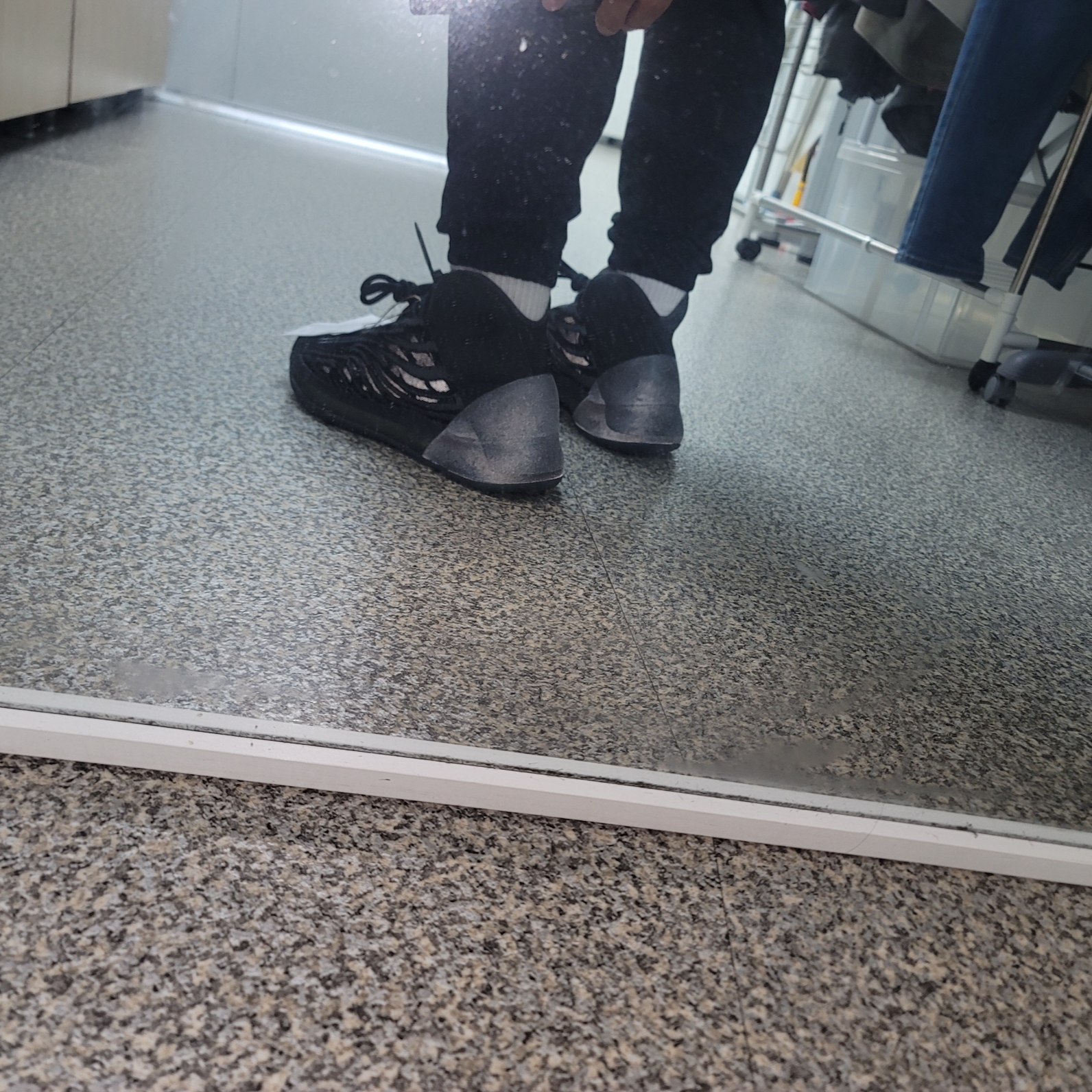 Adidas Yeezy QNTM Onyx 착용 스타일
