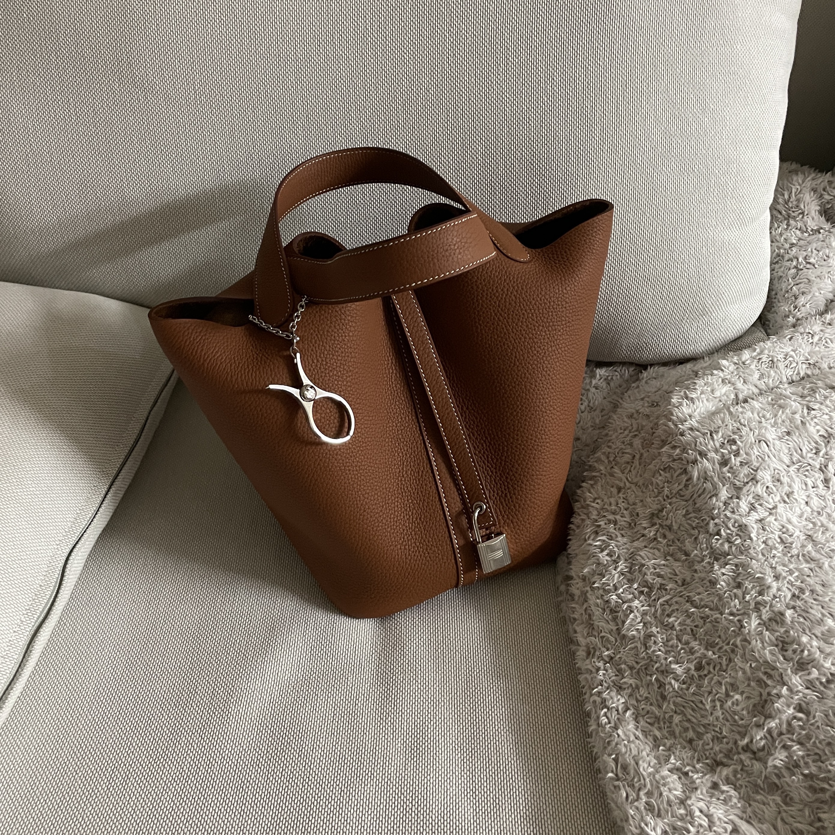 Hermes Picotin Lock 22 Bag Clemence & Palladium Gold 착용 스타일