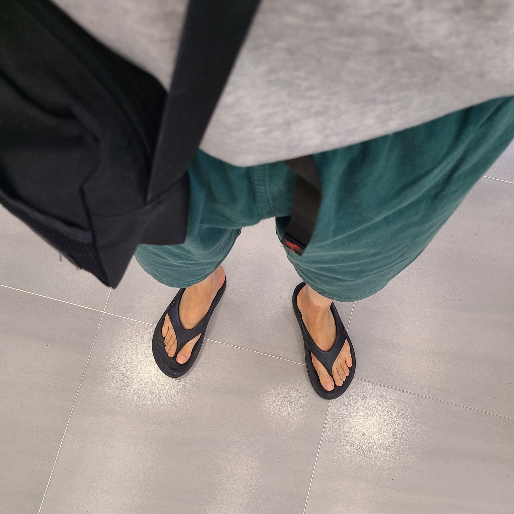 Oofos OOriginal Black 착용 스타일 - 3