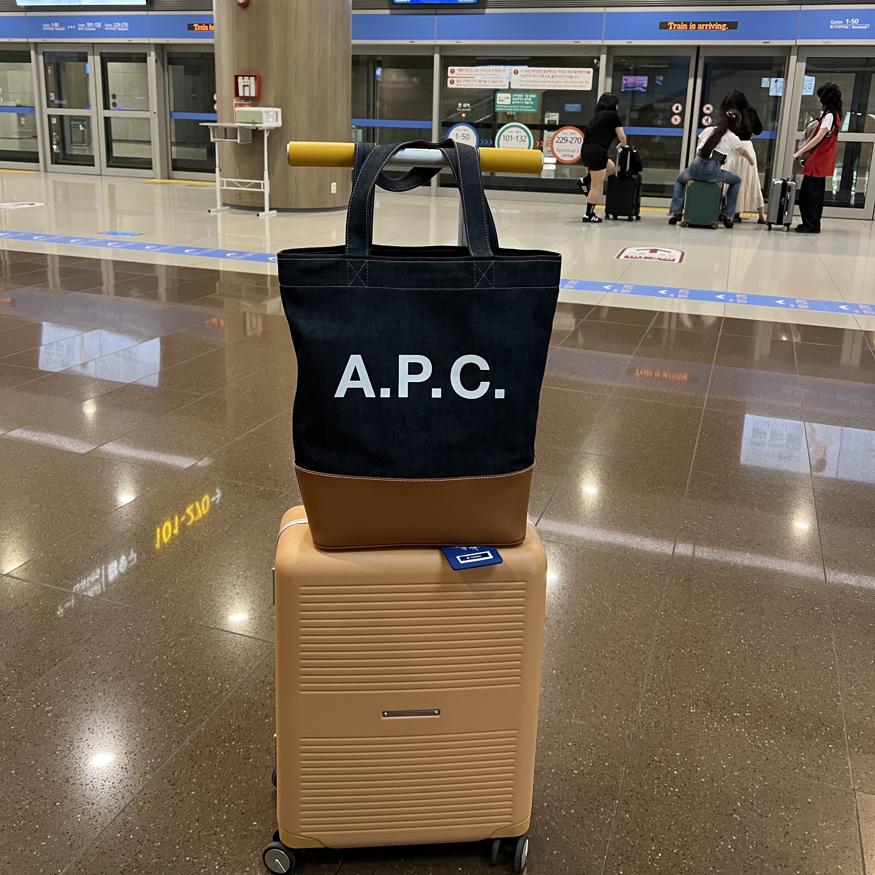 A.P.C. Axelle Tote Bag Denim Caramel 착용 스타일