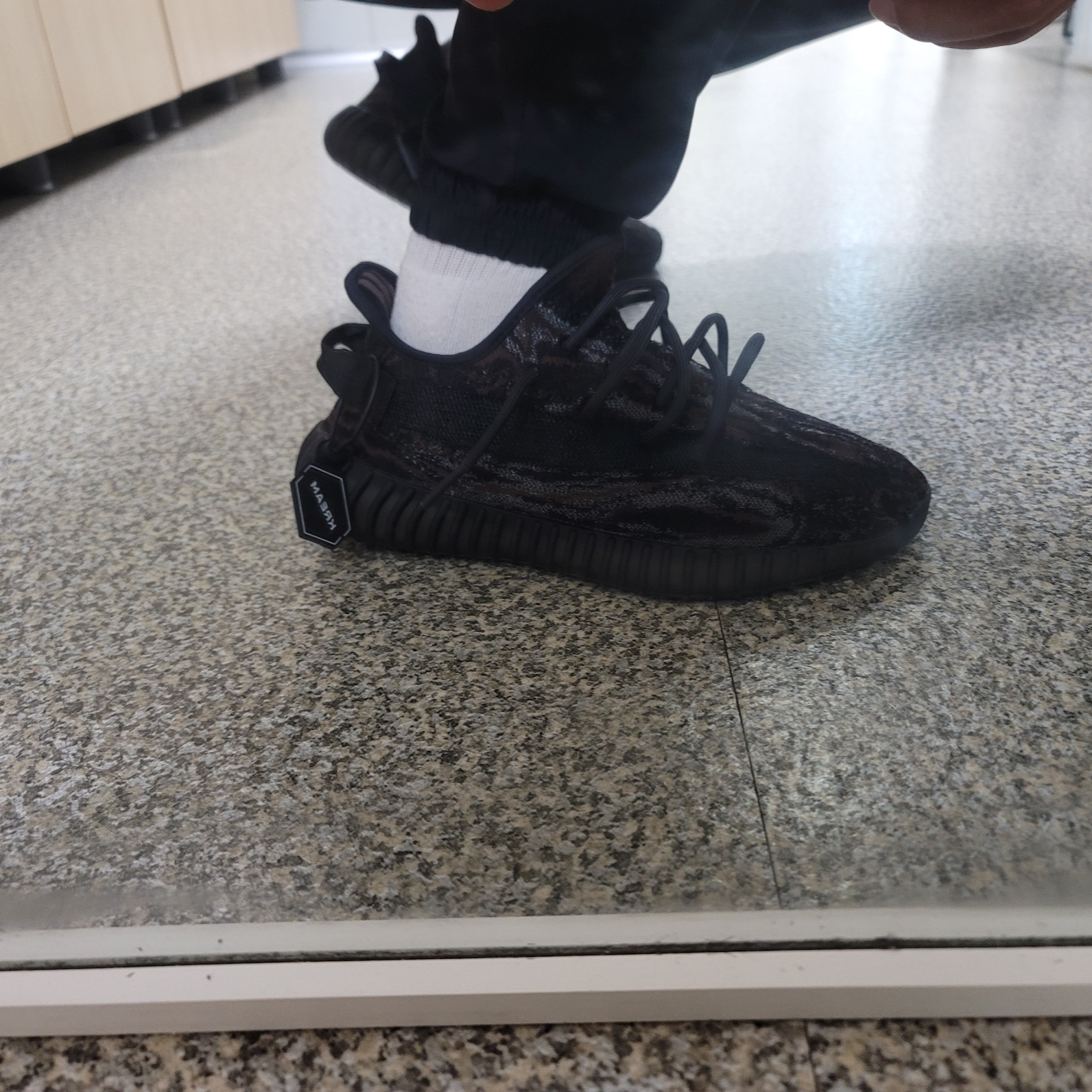 Adidas Yeezy Boost 350 V2 MX Rock 착용 스타일 - 1