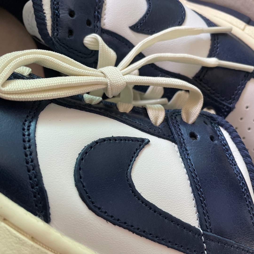 (W) Nike Dunk Low PRM Midnight Navy and White 착용 스타일 - 2