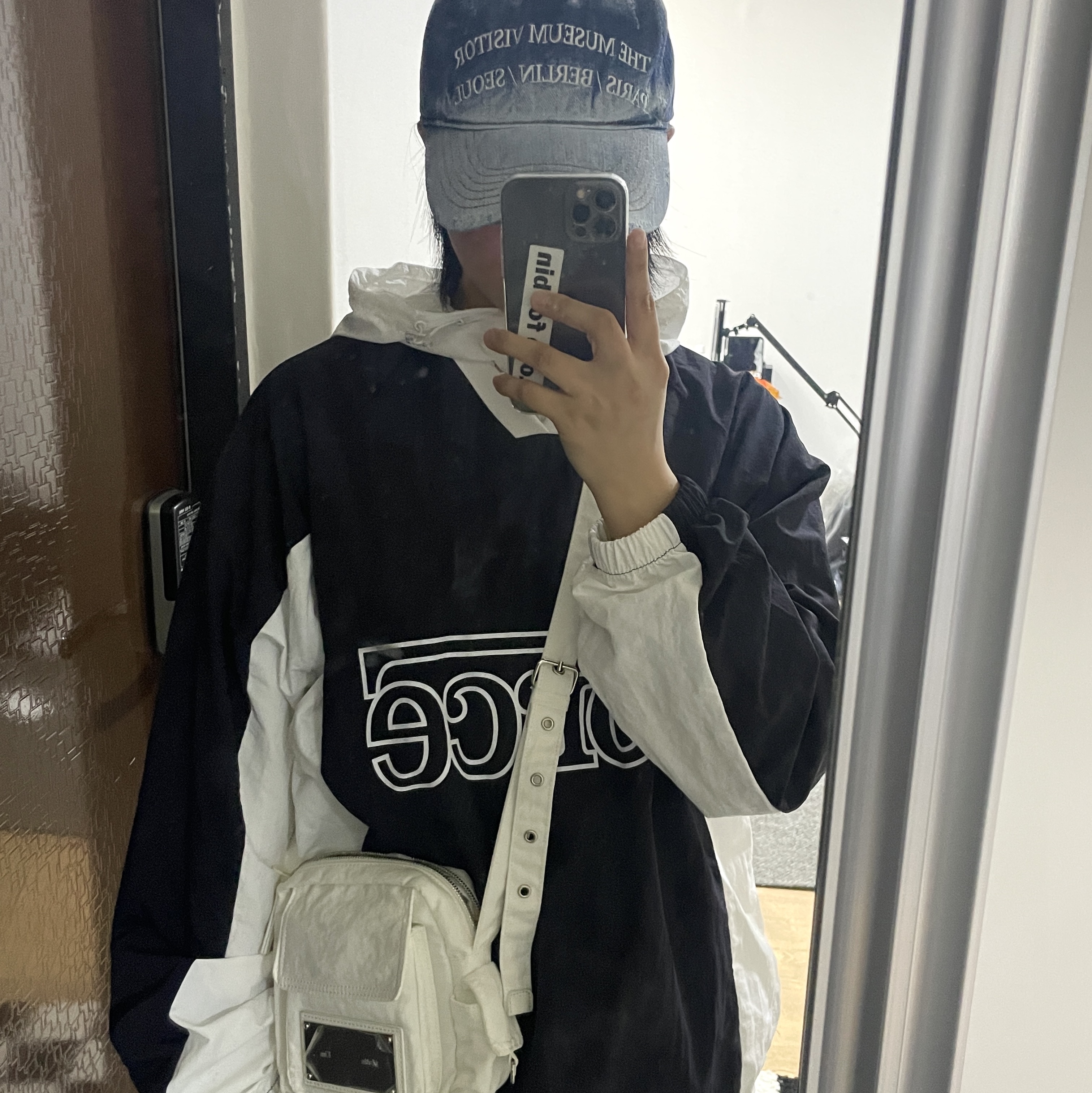 The Museum Visitor Washed Denim Ball Cap White Blue 착용 스타일