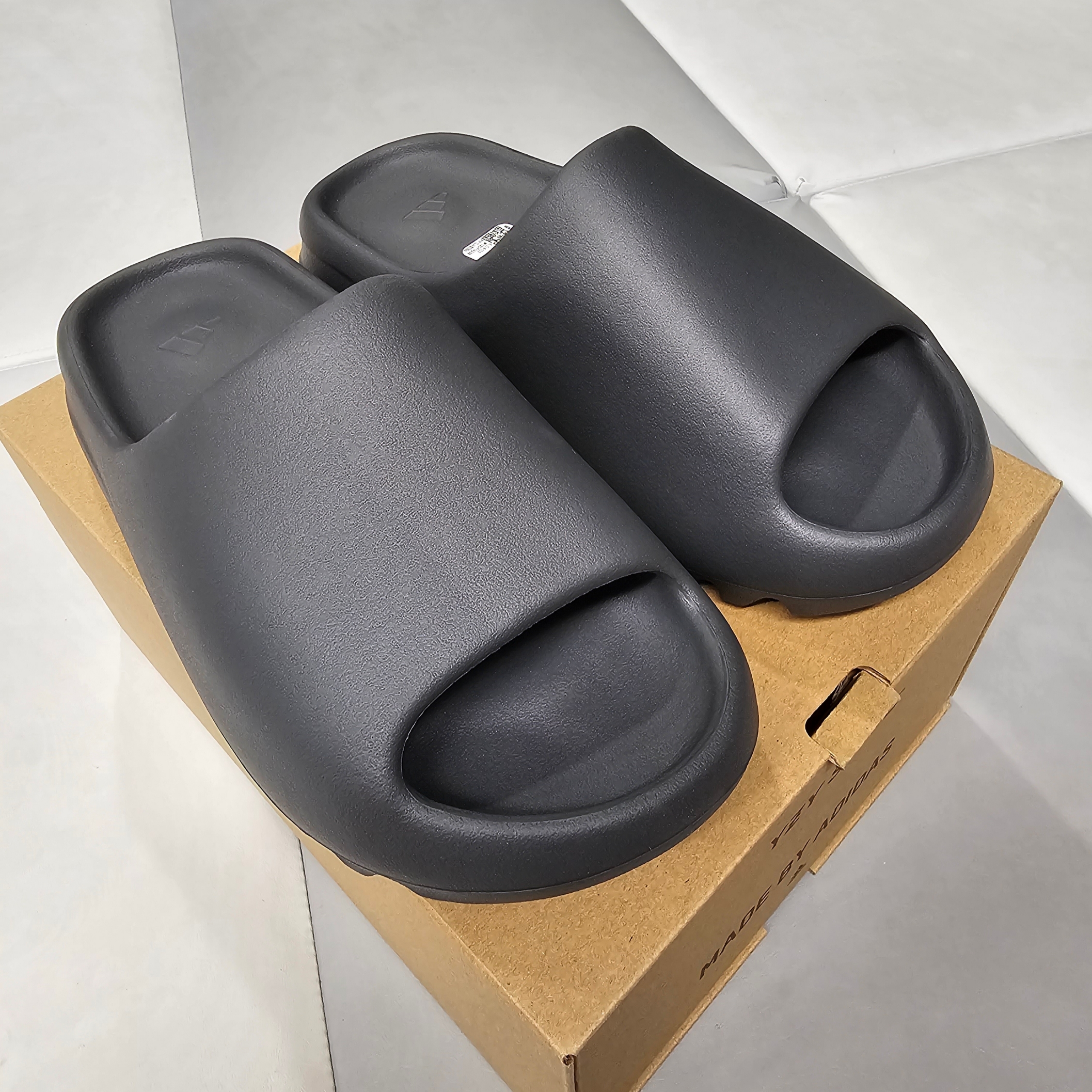 Adidas Yeezy Slide Slate Grey 착용 스타일 - 1