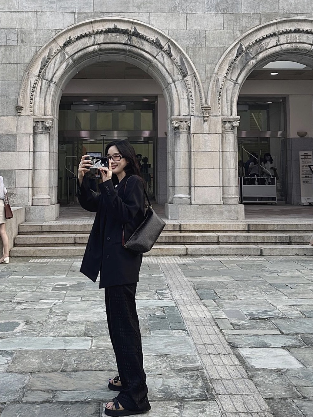 Saint Laurent Le Monogramme Crossbody Bag in Cassandre Canvas and Smooth Leather Chestnut 착용 스타일