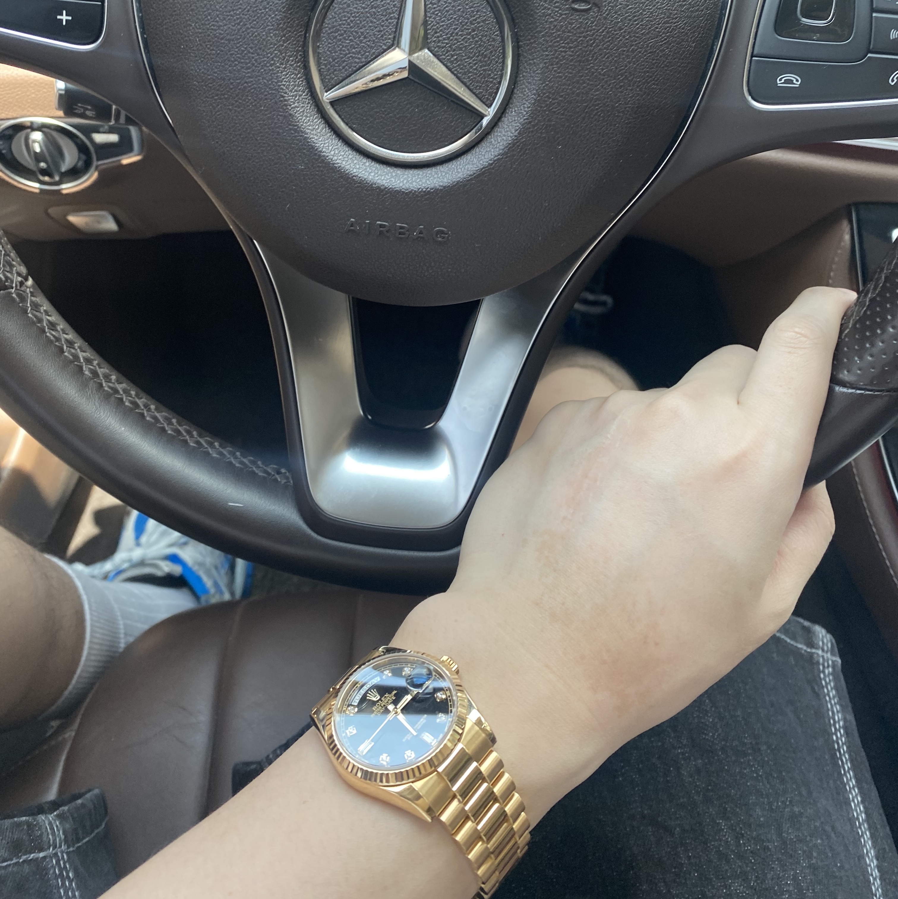 Rolex Day-Date 36mm 128238 Green Ombre Diamond-Set President, Balenciaga Runner Sneakers Blue White 착용 스타일 - 3