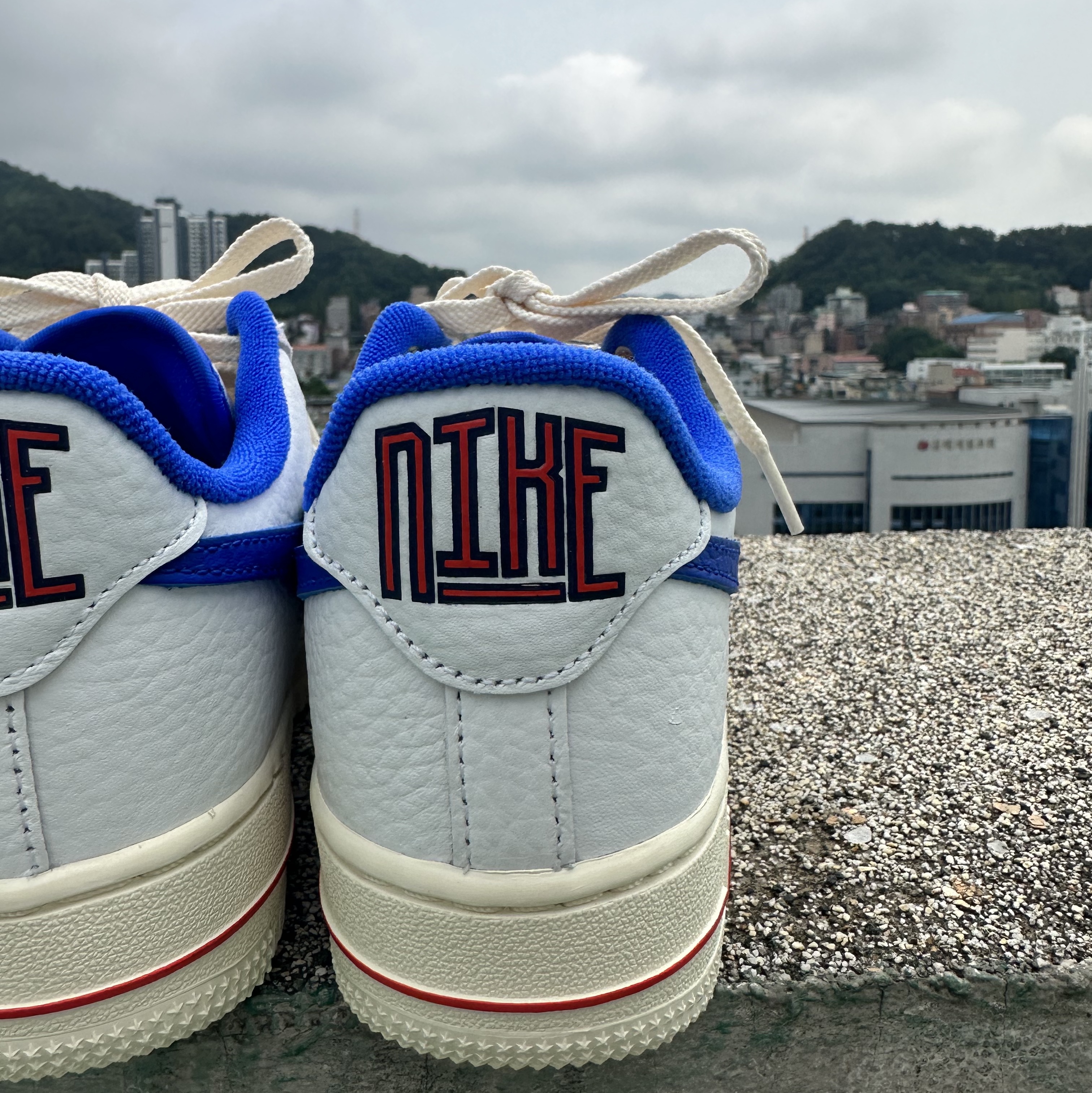 (W) Nike Air Force 1 '07 LX University Blue and Summit White 착용 스타일 - 2