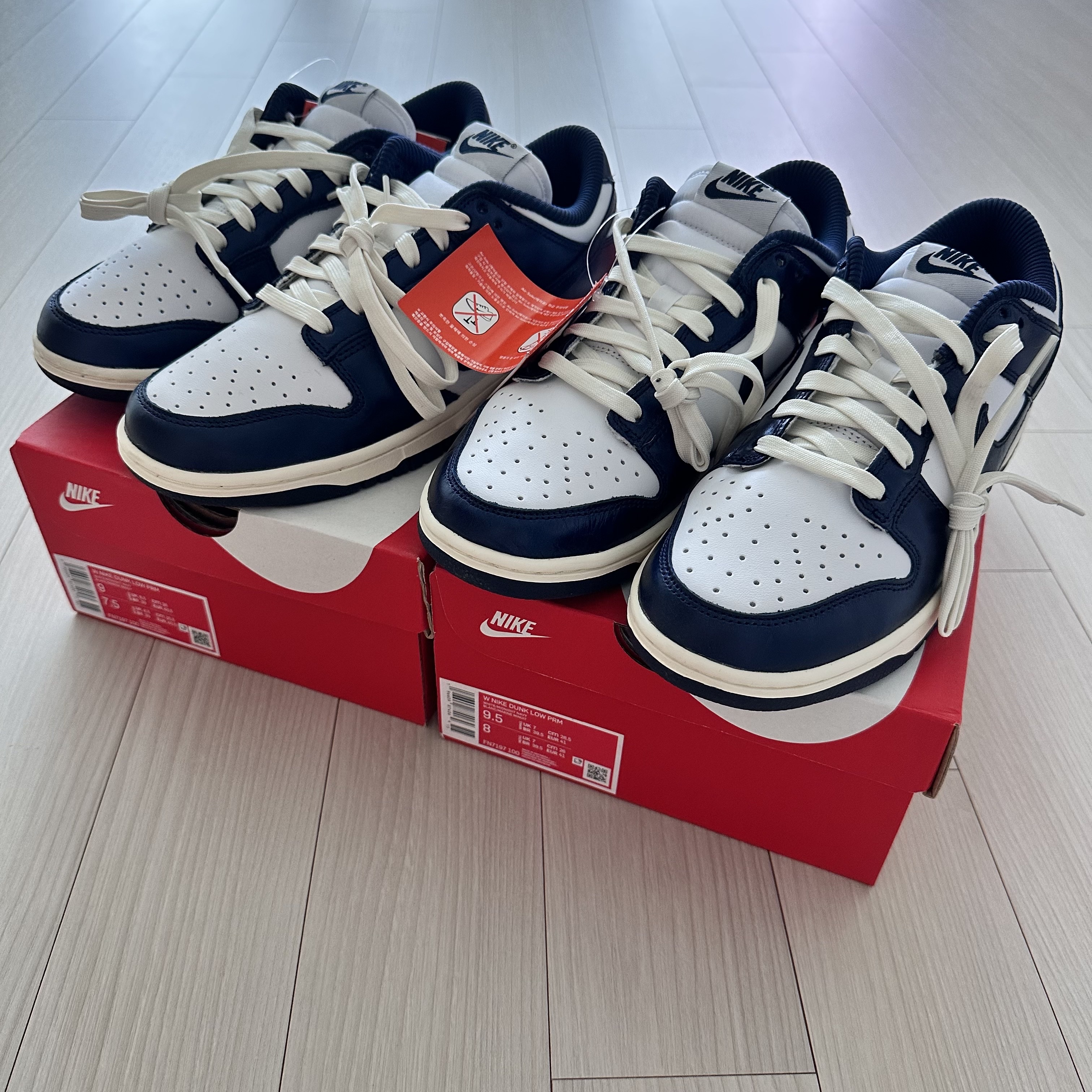 (W) Nike Dunk Low PRM Midnight Navy and White 착용 스타일 - 1