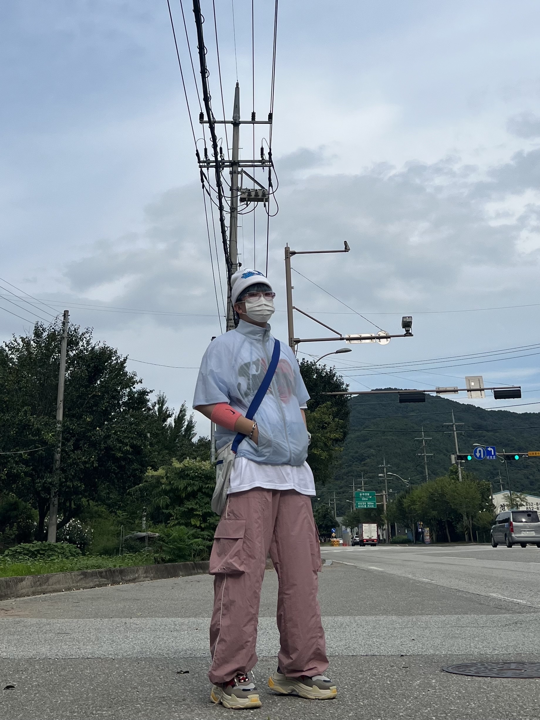 Balenciaga Triple S Grey Red Blue 2018 Reissue, Supreme Small Messenger Bag Silver - 22SS 착용 스타일 - 1