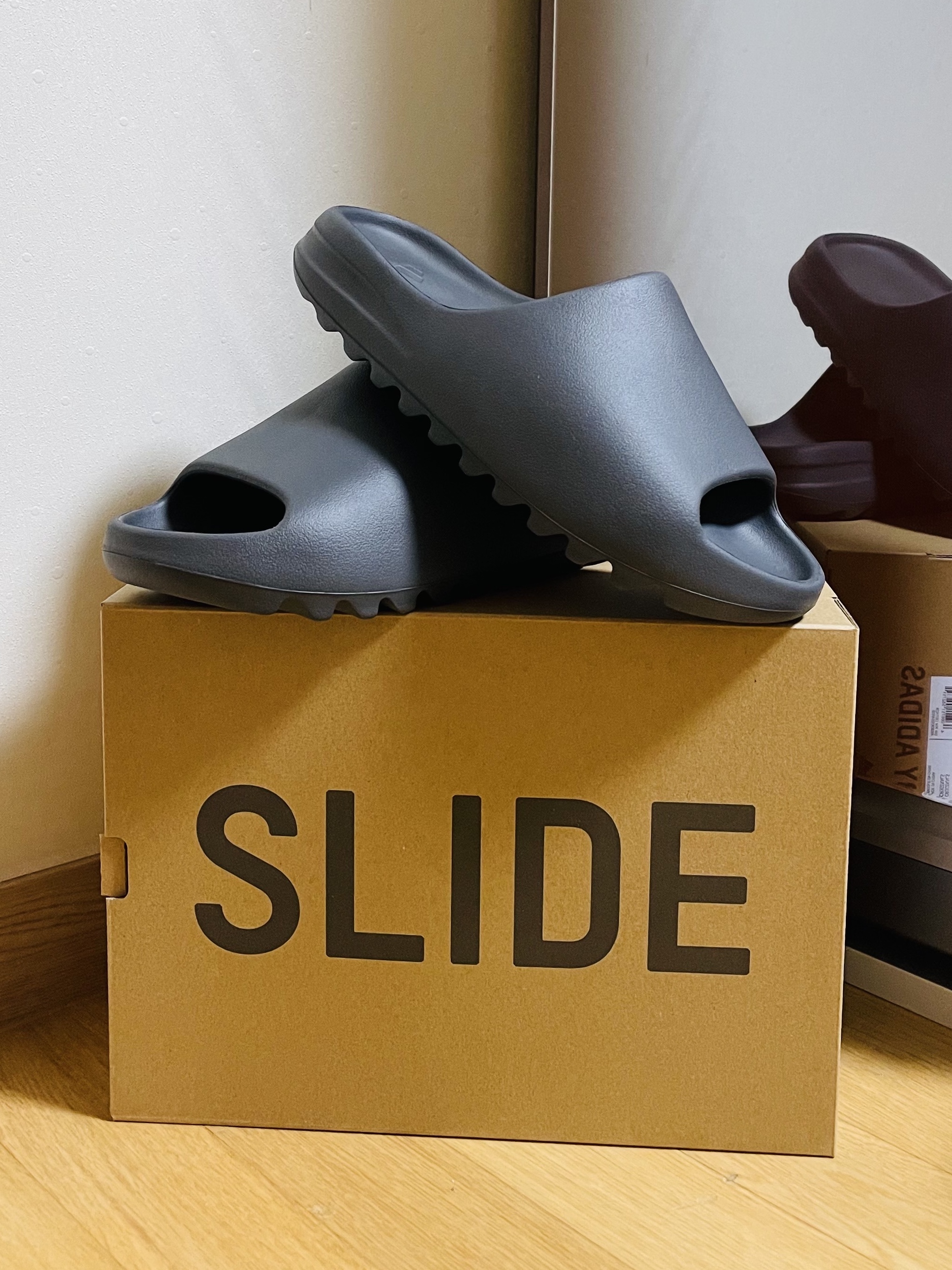 Adidas Yeezy Slide Granite 착용 스타일