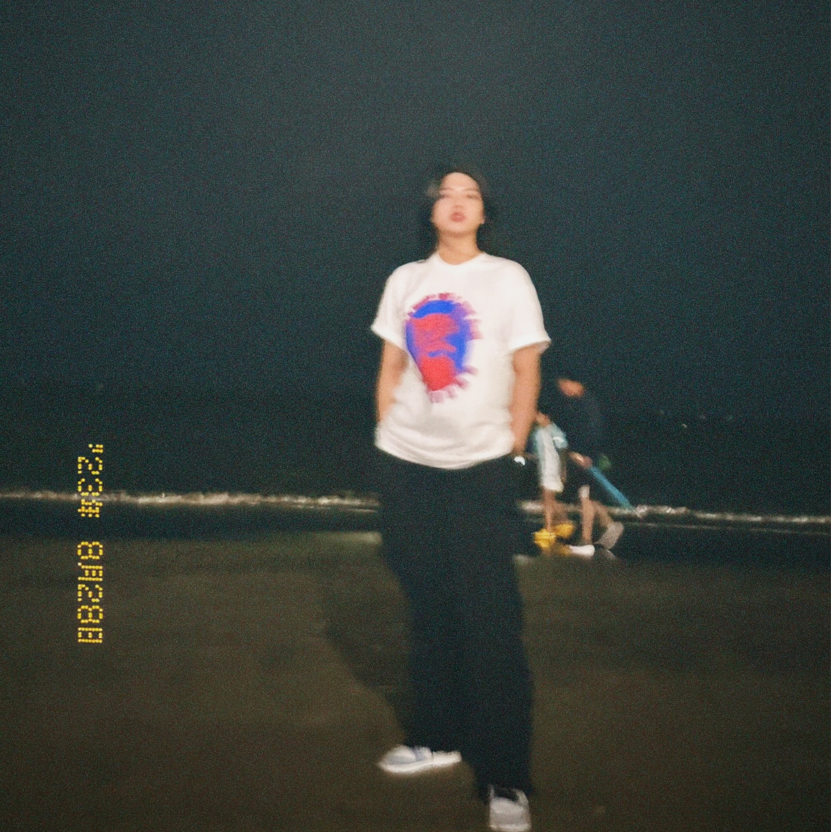 Supreme Smoke T-Shirt White - 23SS, Jordan 1 Retro High OG University Blue 착용 스타일 - 2