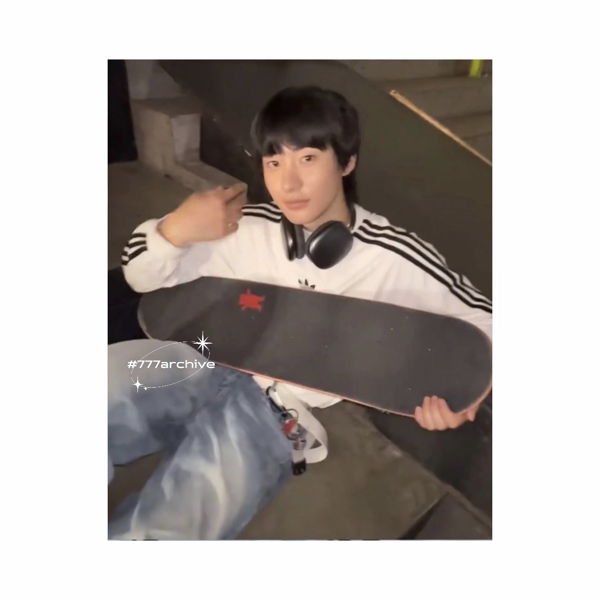 Balenciaga x Adidas Oversized Long Sleeve T-Shirt White, Apple AirPods Max Lightning Space Gray (Korean Ver.) 착용 스타일 - 3