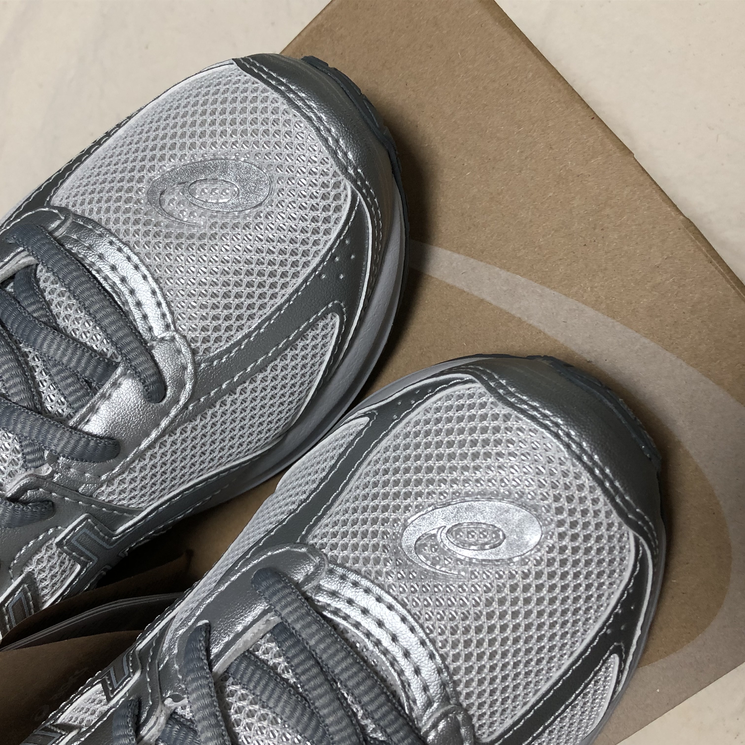 Asics Jog 100 S SMU Glacier Grey Pure Silver - 2E Wide 착용 스타일 - 3