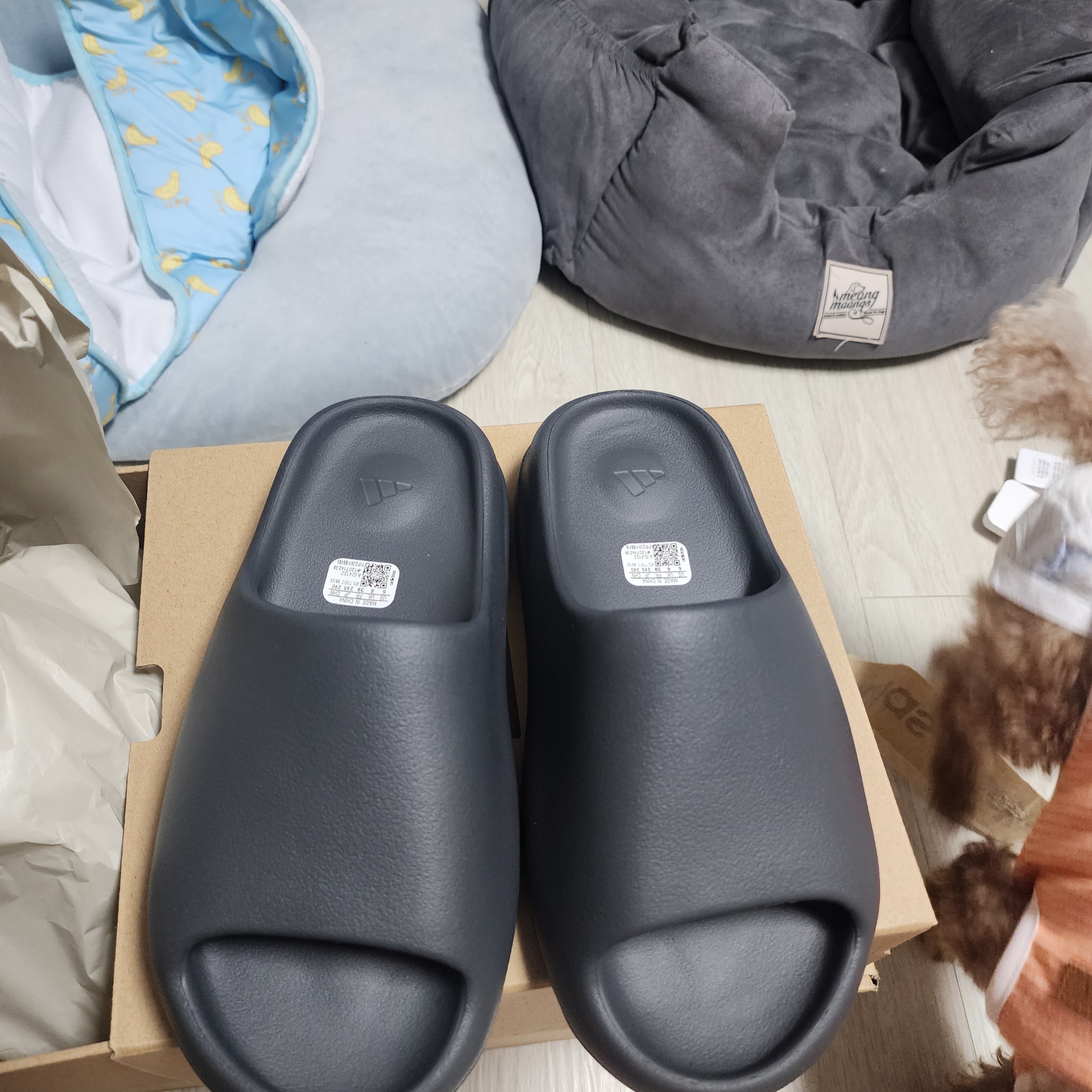 Adidas Yeezy Slide Slate Grey, Adidas Yeezy Slide Granite 착용 스타일 - 3