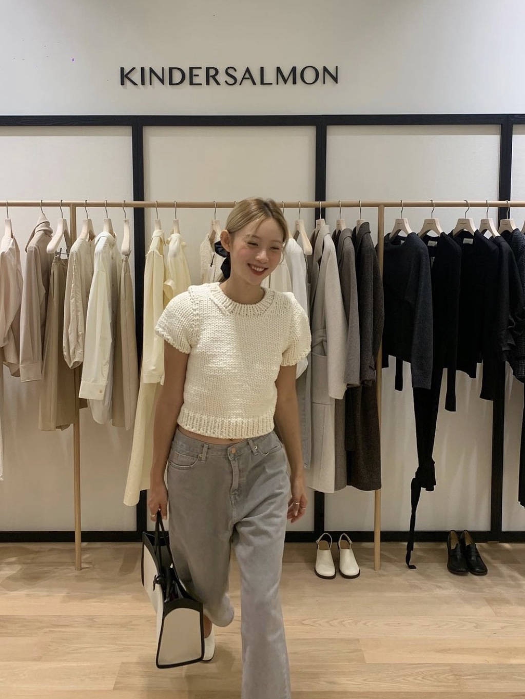 Kindersalmon Women Hand-made Bulky Knitted Top Ivory 착용 스타일