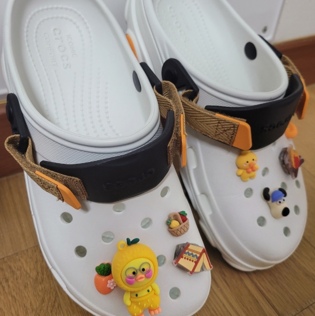 Crocs All Terrain Clog White Multi 착용 스타일 - 2