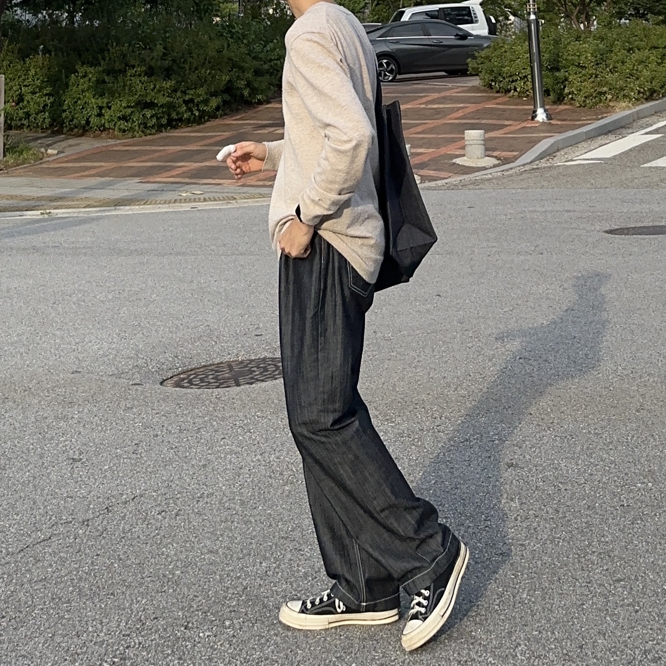 A.P.C. Daniela Shopping Bag Indigo 착용 스타일 - 3
