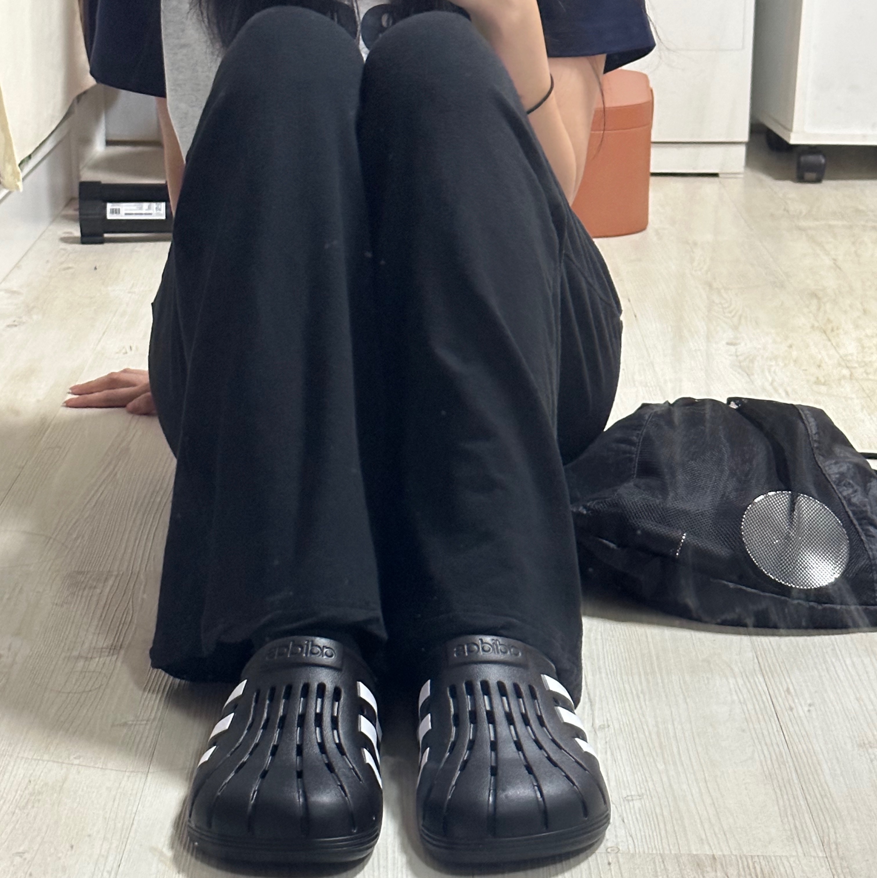 Adidas Adilette Clog Black White 착용 스타일