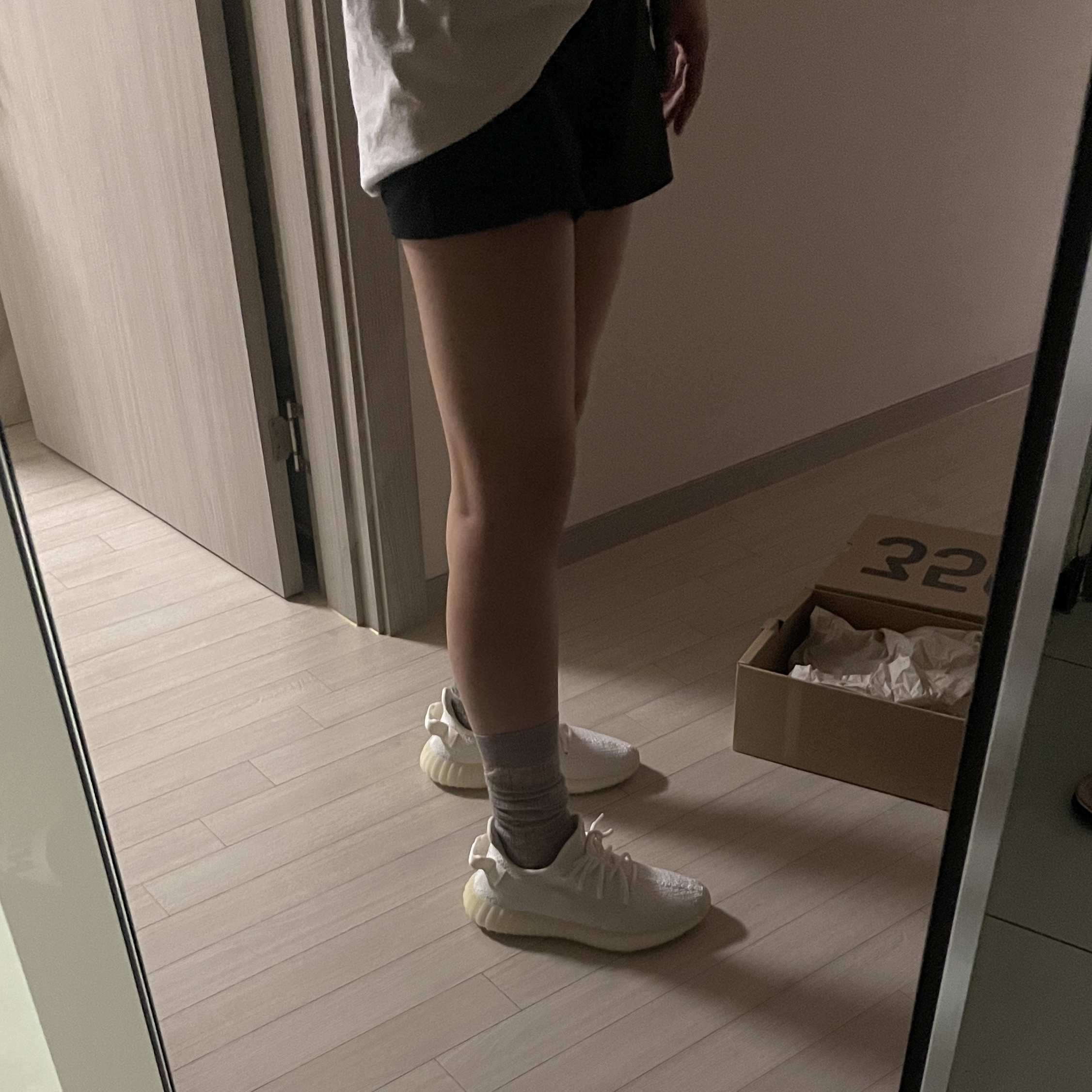 Adidas Yeezy Boost 350 V2 Cream/Triple White 착용 스타일