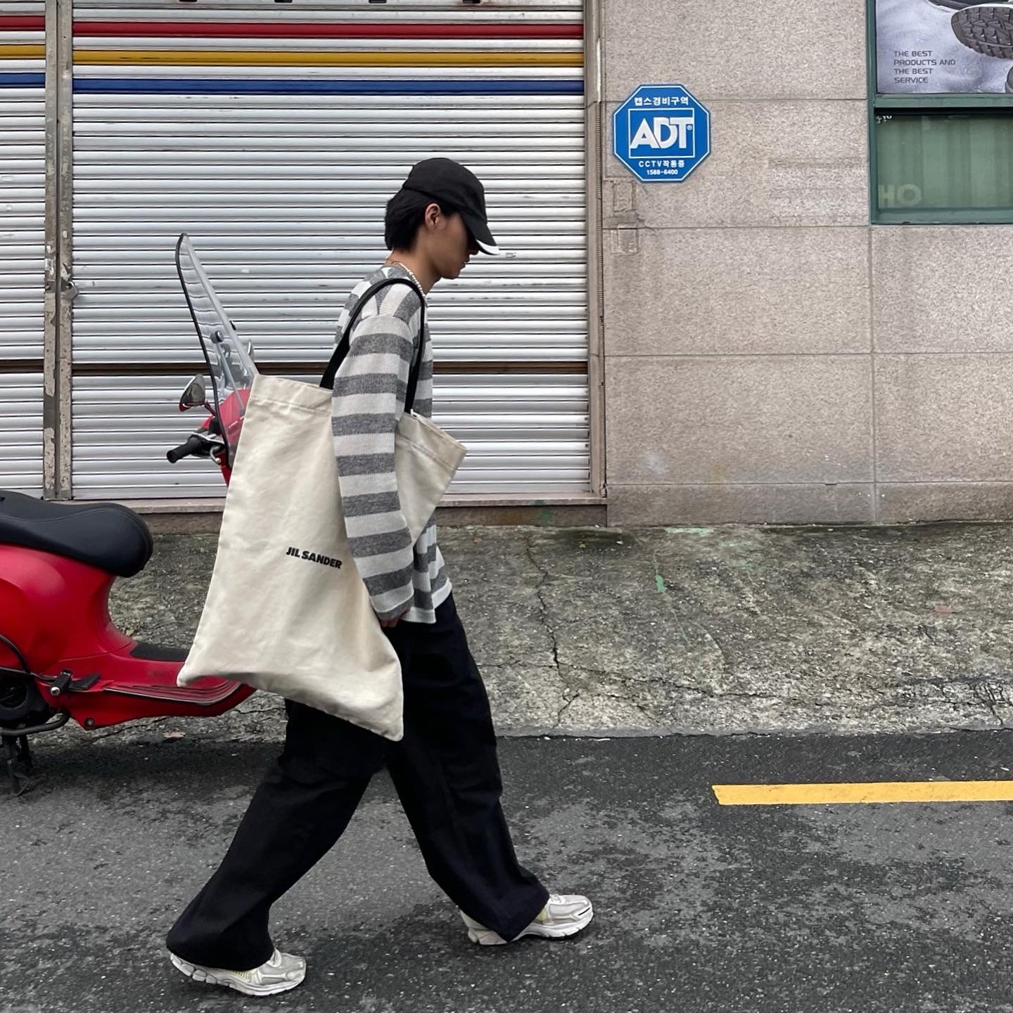 Nike x A-Cold-Wall Zoom Vomero 5 Sail, Jil Sander Book Tote Bag Beige 착용 스타일 - 2
