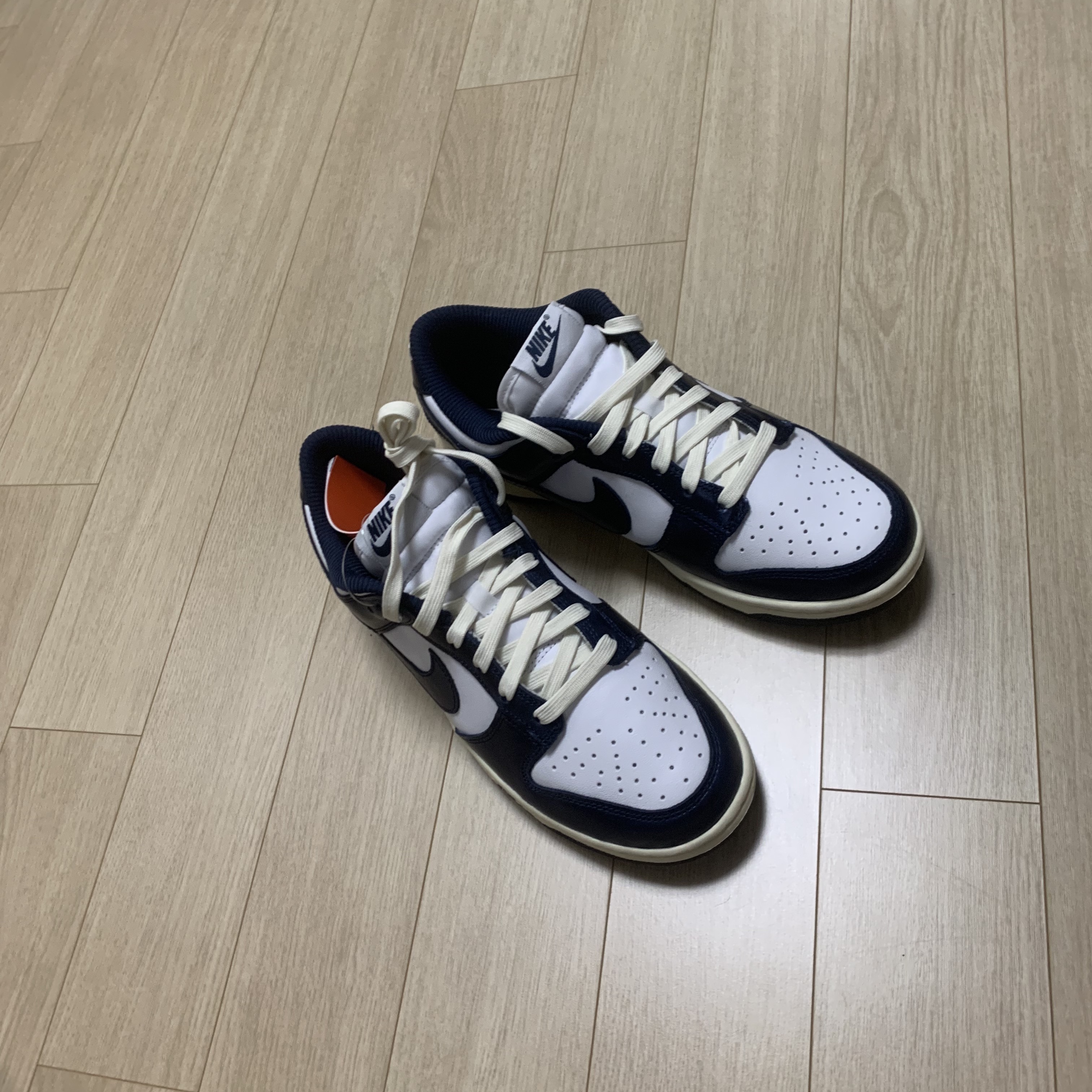 (W) Nike Dunk Low PRM Midnight Navy and White 착용 스타일 - 3