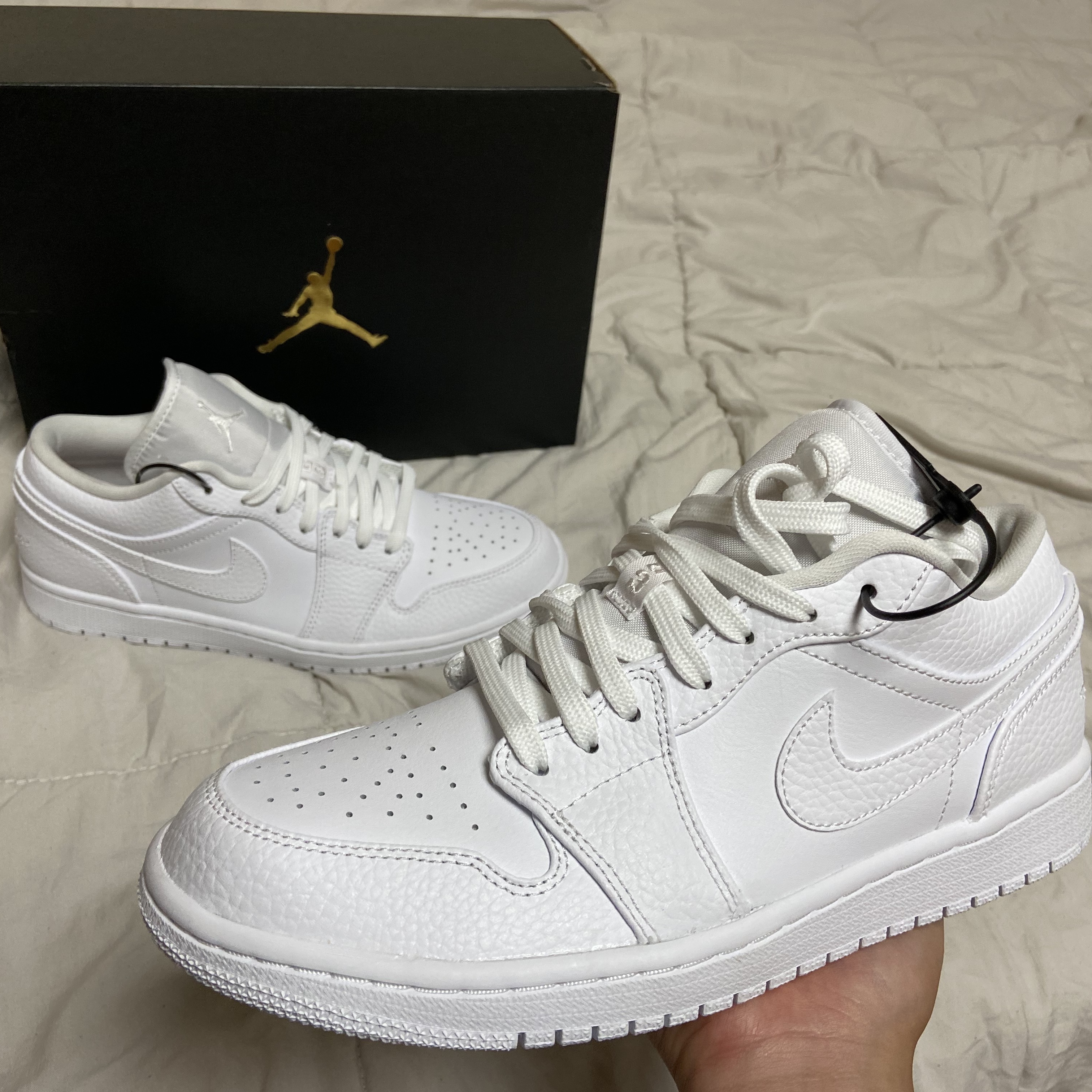 Jordan 1 Low Triple White Tumbled Leather 2020 착용 스타일 - 2