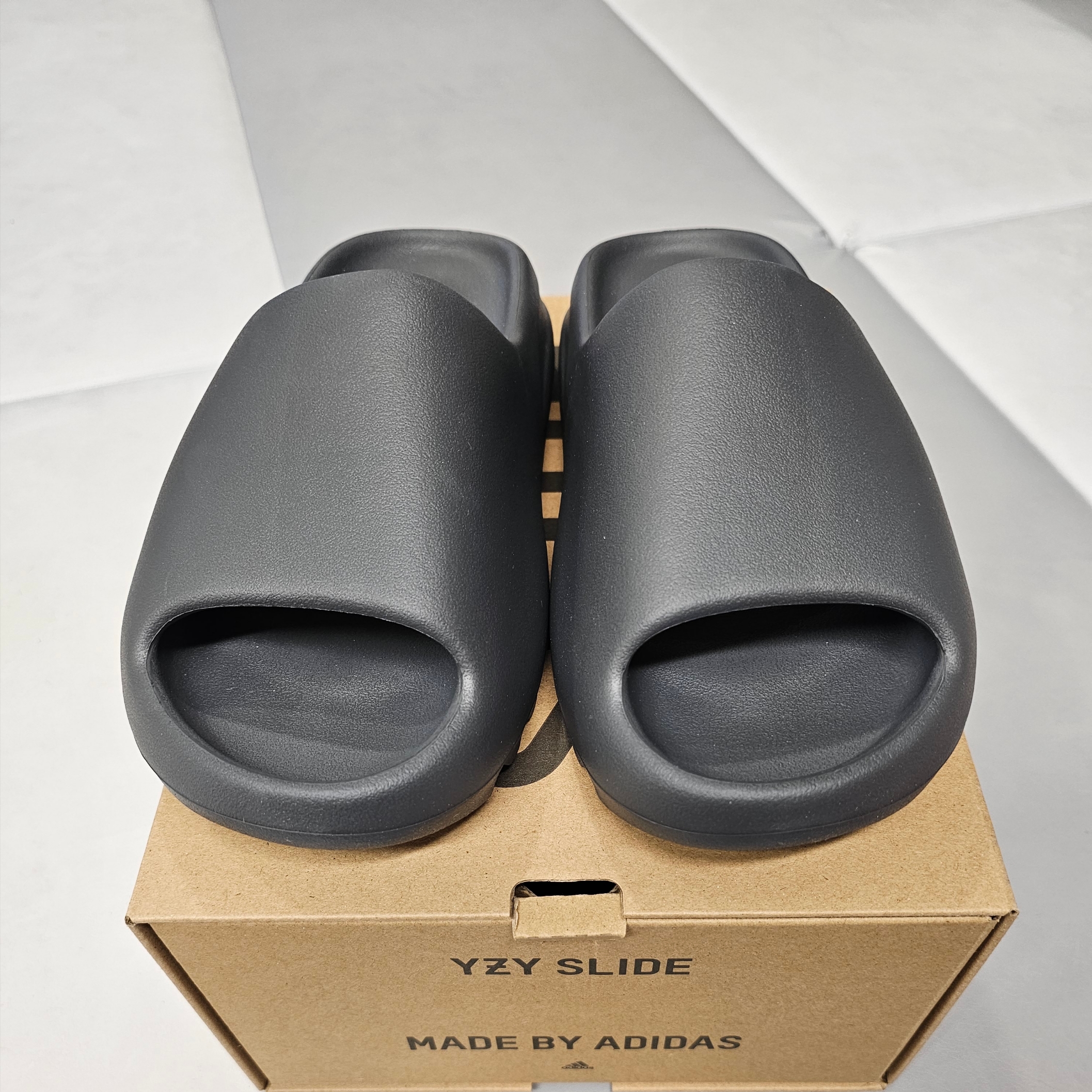 Adidas Yeezy Slide Slate Grey 착용 스타일 - 2