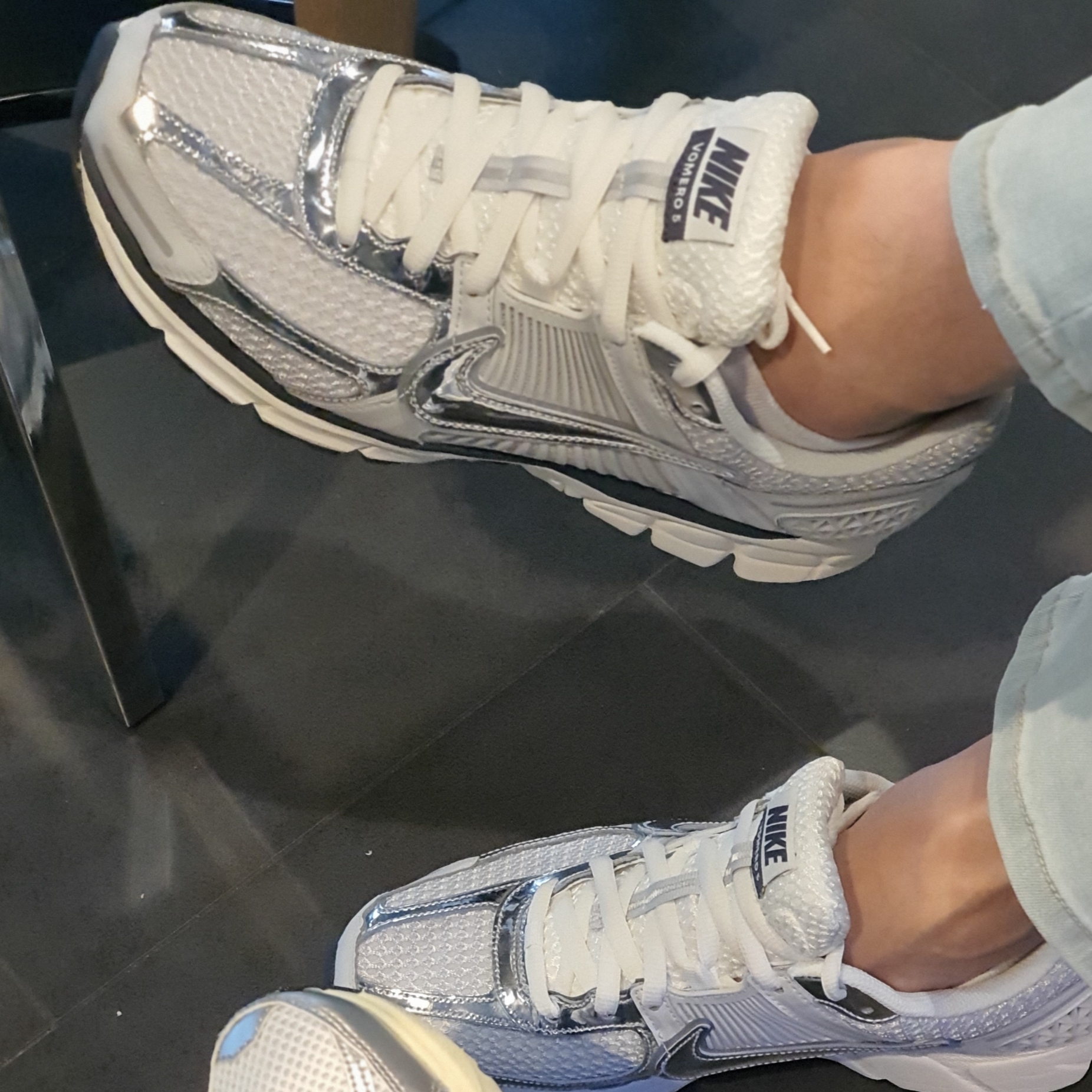 (W) Nike Zoom Vomero 5 Photon Dust and Metallic Silver 착용 스타일