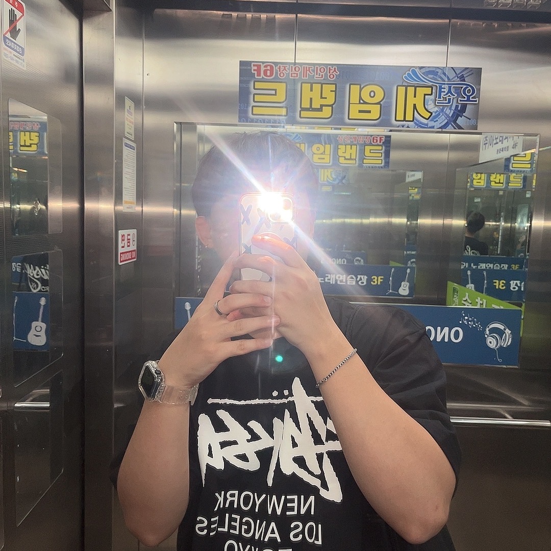 Stussy World Tour T-Shirt Black 2023, Stussy Reflection T-Shirt White 착용 스타일 - 2