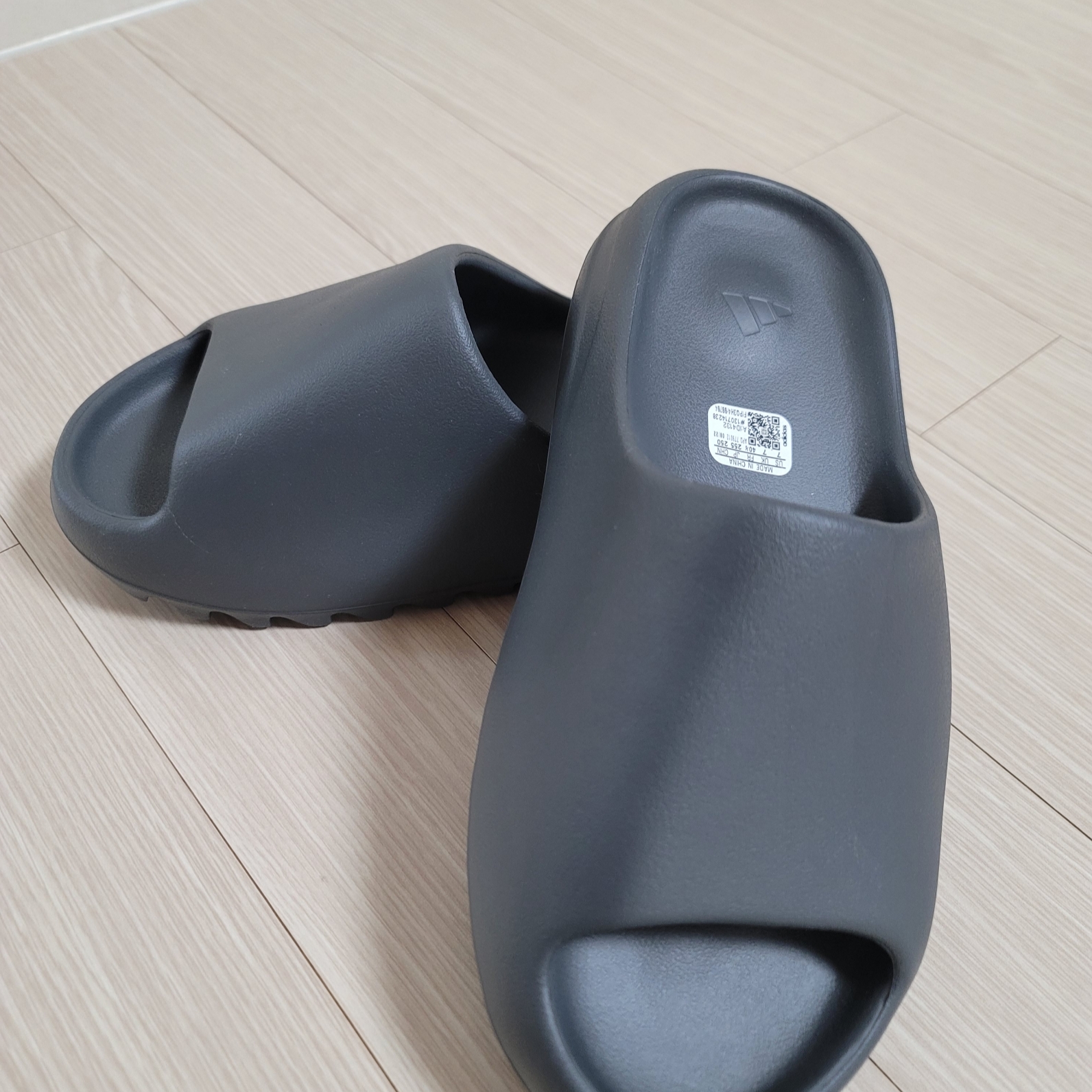 Adidas Yeezy Slide Slate Grey, Adidas Yeezy Slide Granite 착용 스타일 - 1