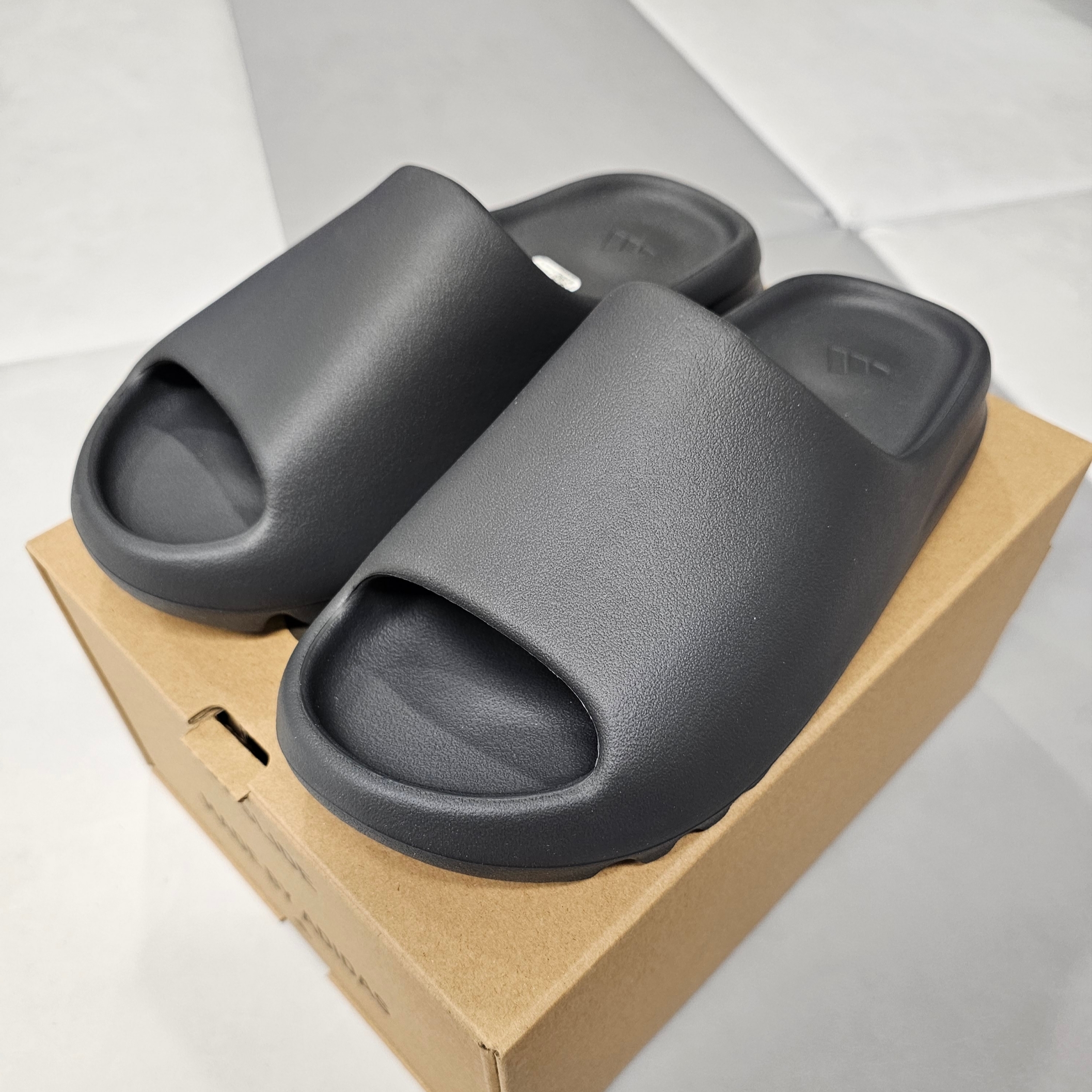 Adidas Yeezy Slide Slate Grey 착용 스타일 - 3
