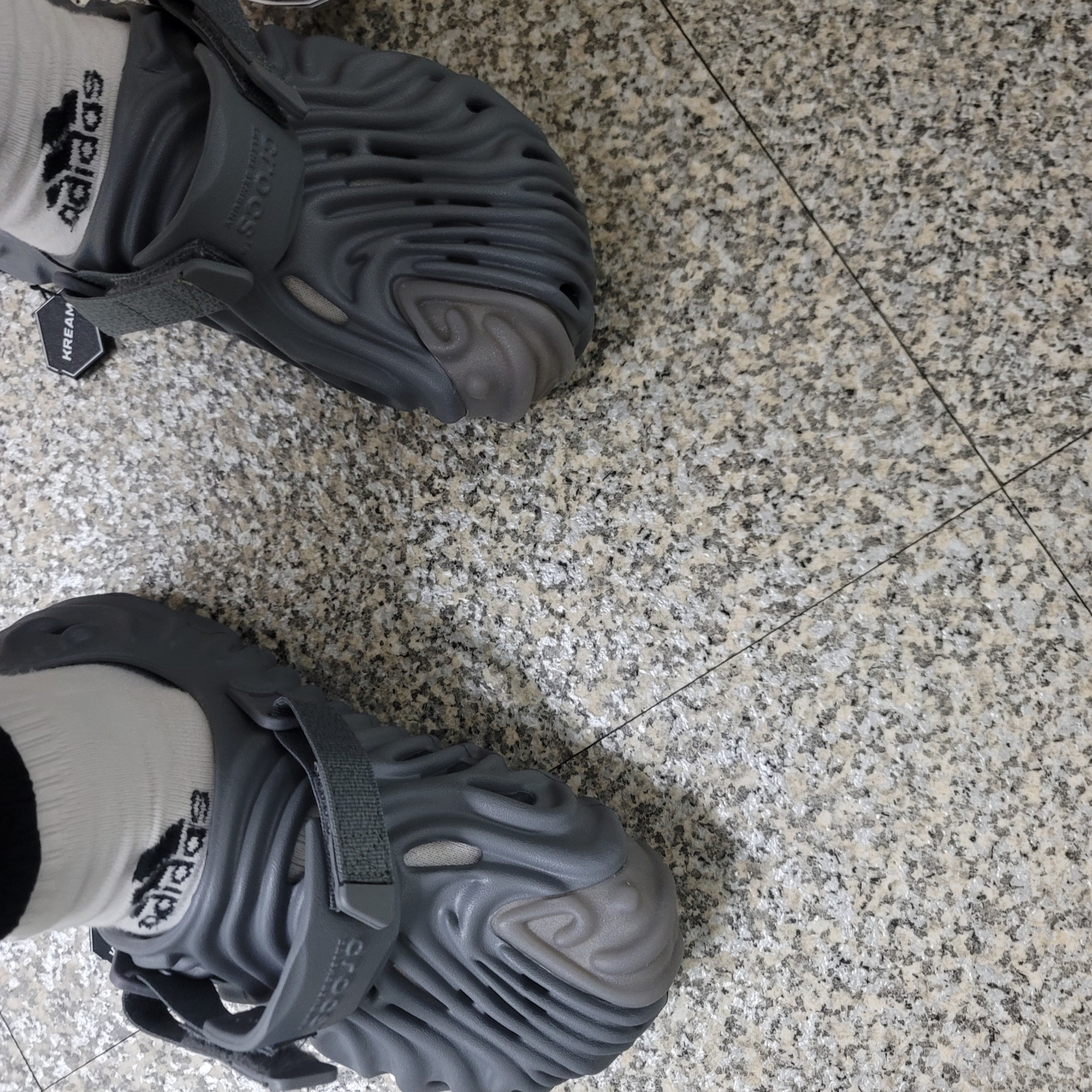 Crocs x Salehe Bembury Pollex Clog Niagara 착용 스타일 - 2
