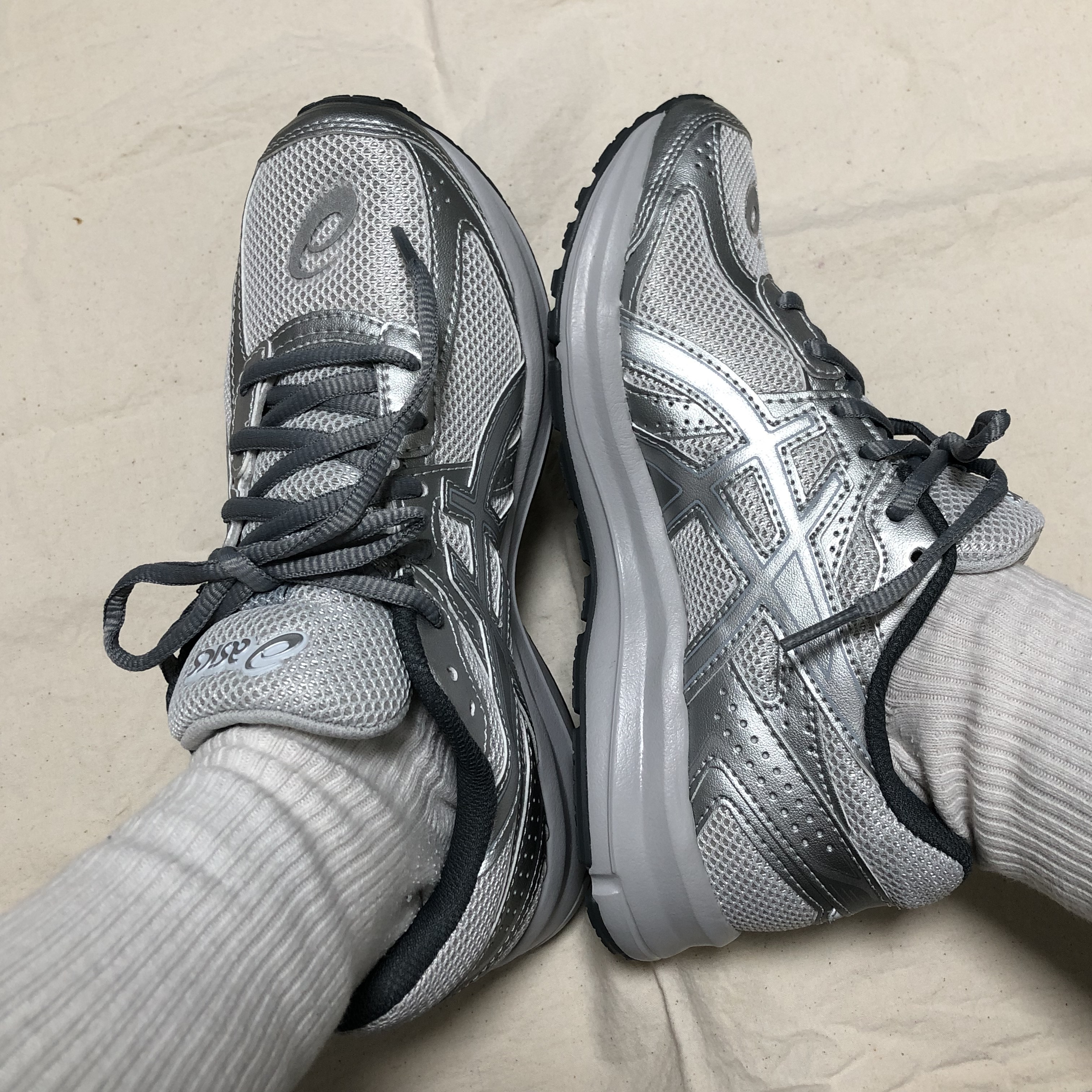 Asics Jog 100 S SMU Glacier Grey Pure Silver - 2E Wide 착용 스타일 - 1