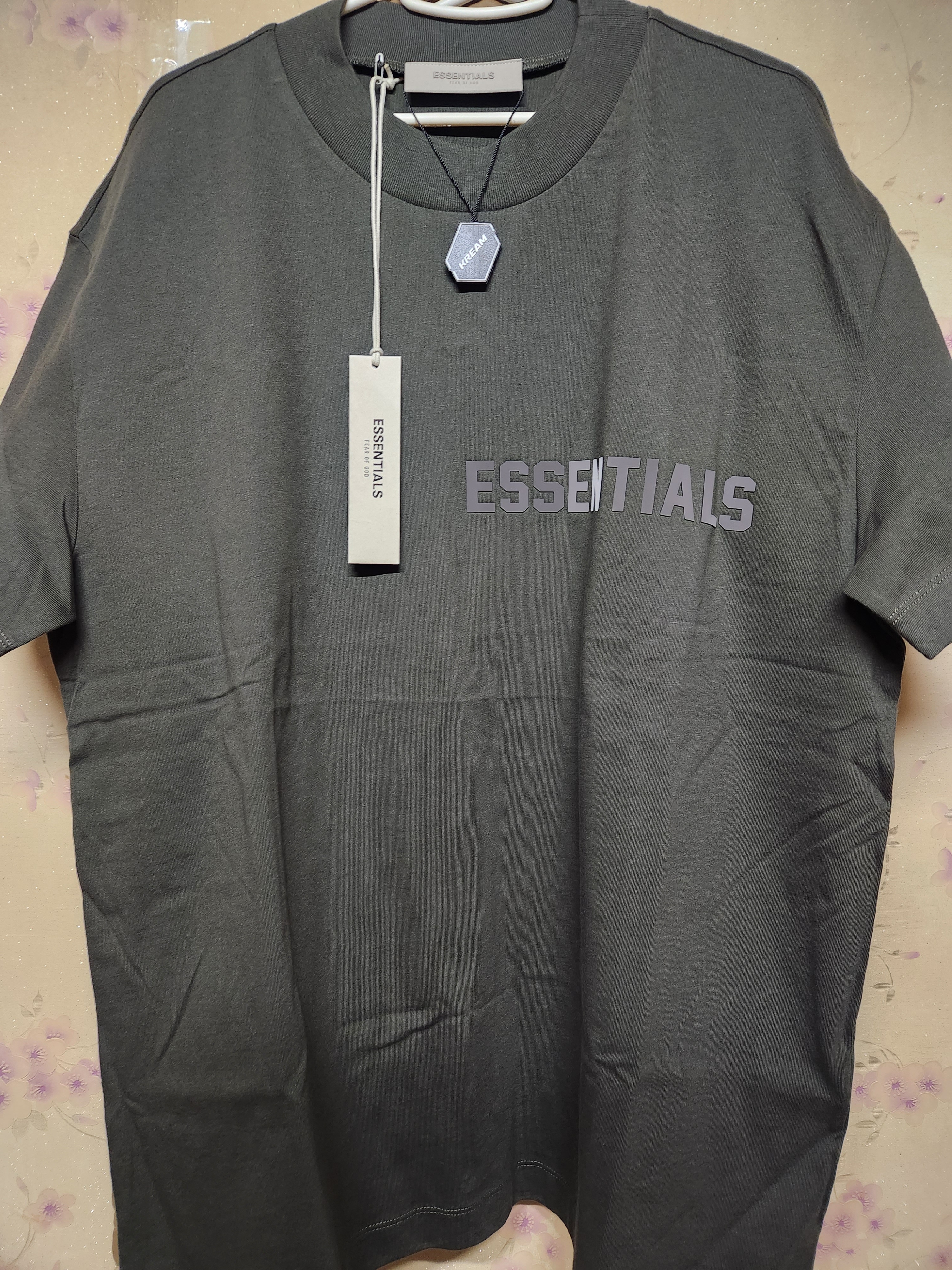 Essentials SS T-Shirt Off Black - 23SS 착용 스타일