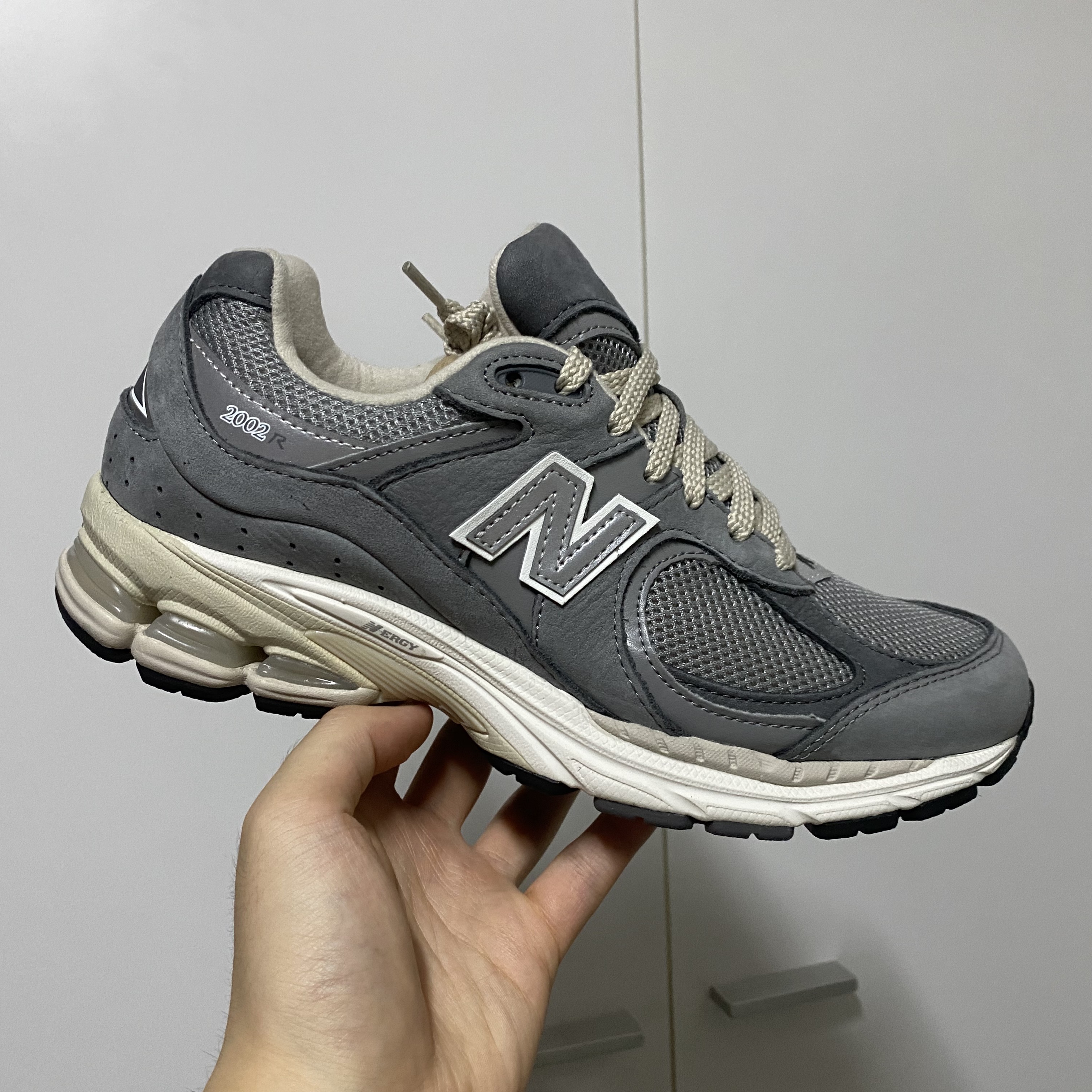 New Balance 2002R Premium Vintage Grey 착용 스타일
