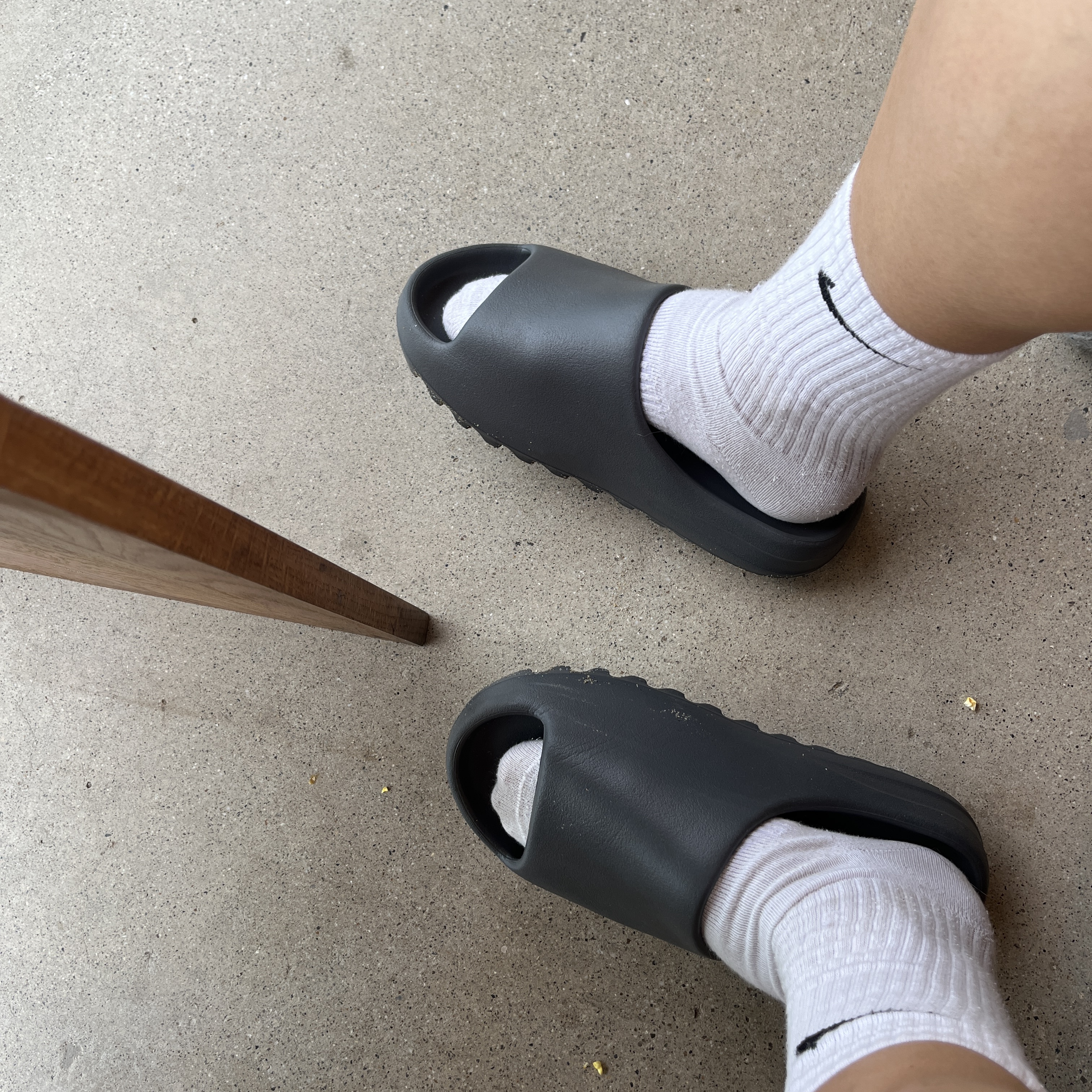 Adidas Yeezy Slide Slate Grey 착용 스타일 - 2