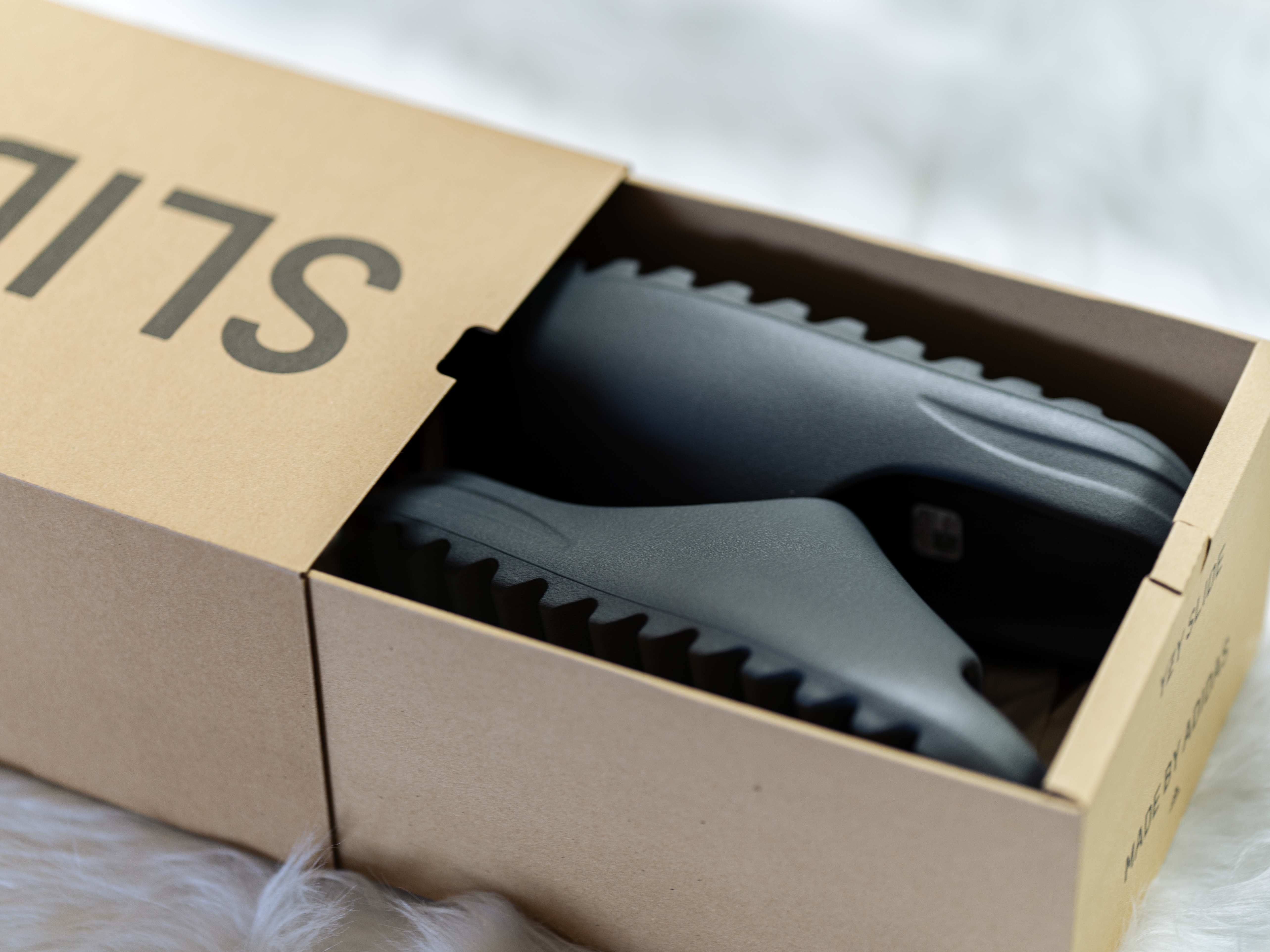 Adidas Yeezy Slide Slate Marine, Adidas Yeezy Slide Slate Grey 착용 스타일 - 3