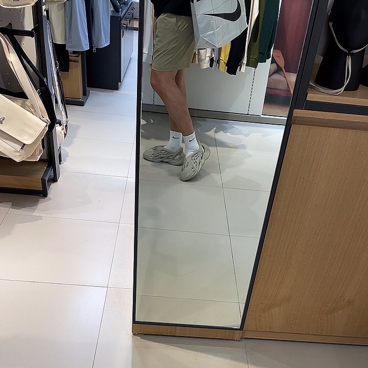 Adidas Yeezy Foam RNNR Stone Salt 착용 스타일 - 2