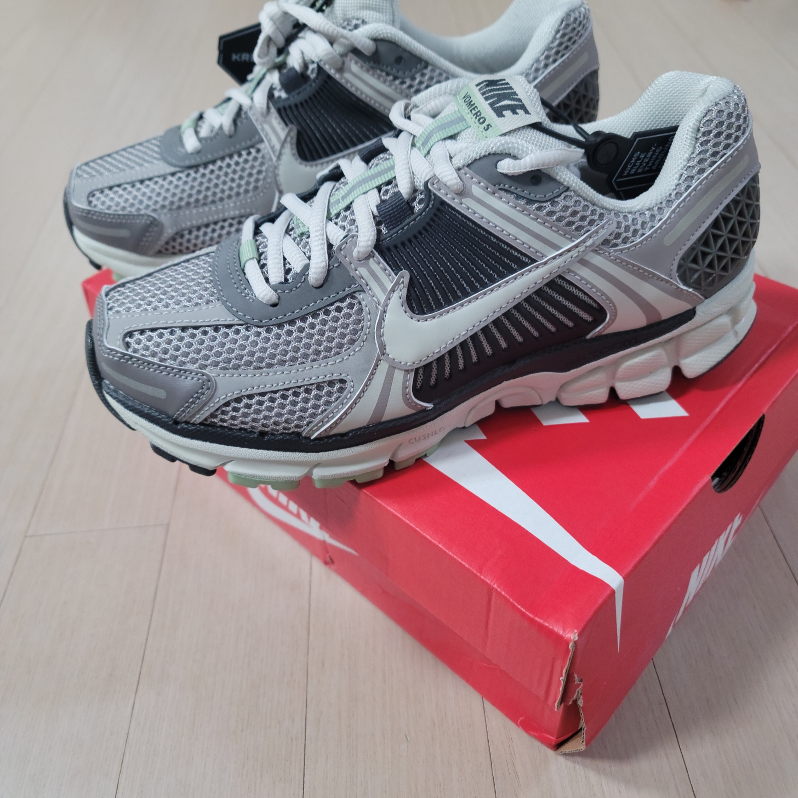 (W) Nike Zoom Vomero 5 Cobblestone and Flat Pewter 착용 스타일