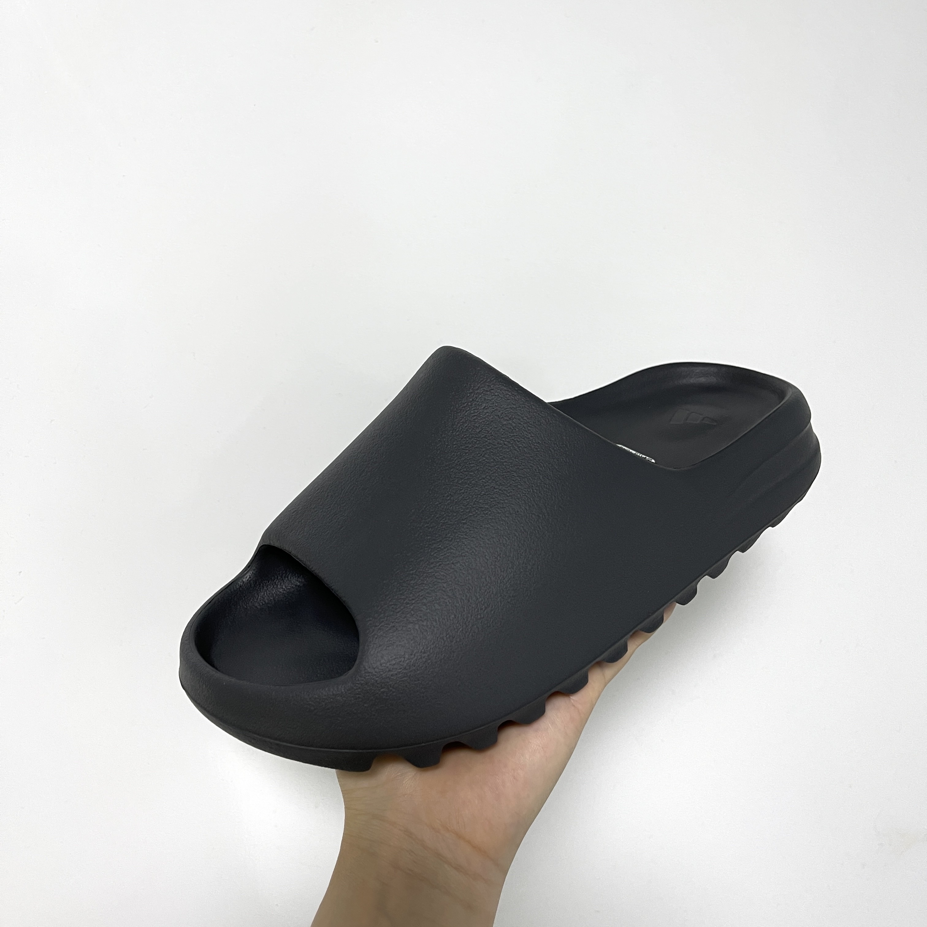 Adidas Yeezy Slide Granite, Adidas Yeezy Slide Onyx 착용 스타일 - 1