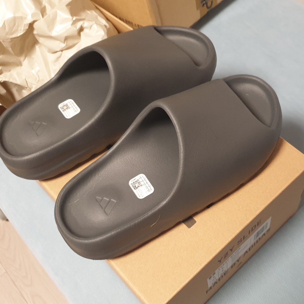 Adidas Yeezy Slide Slate Grey 착용 스타일