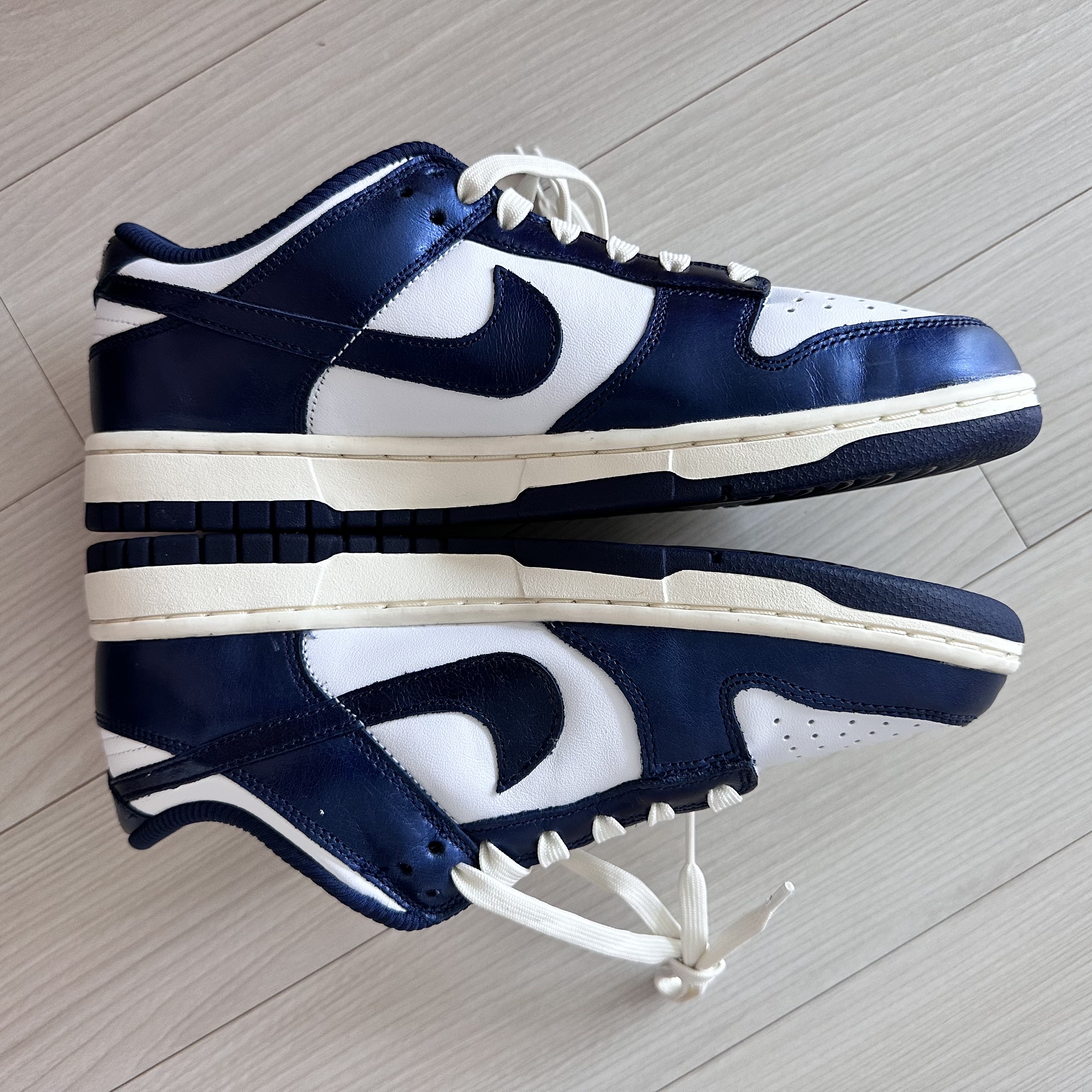 (W) Nike Dunk Low PRM Midnight Navy and White 착용 스타일 - 2
