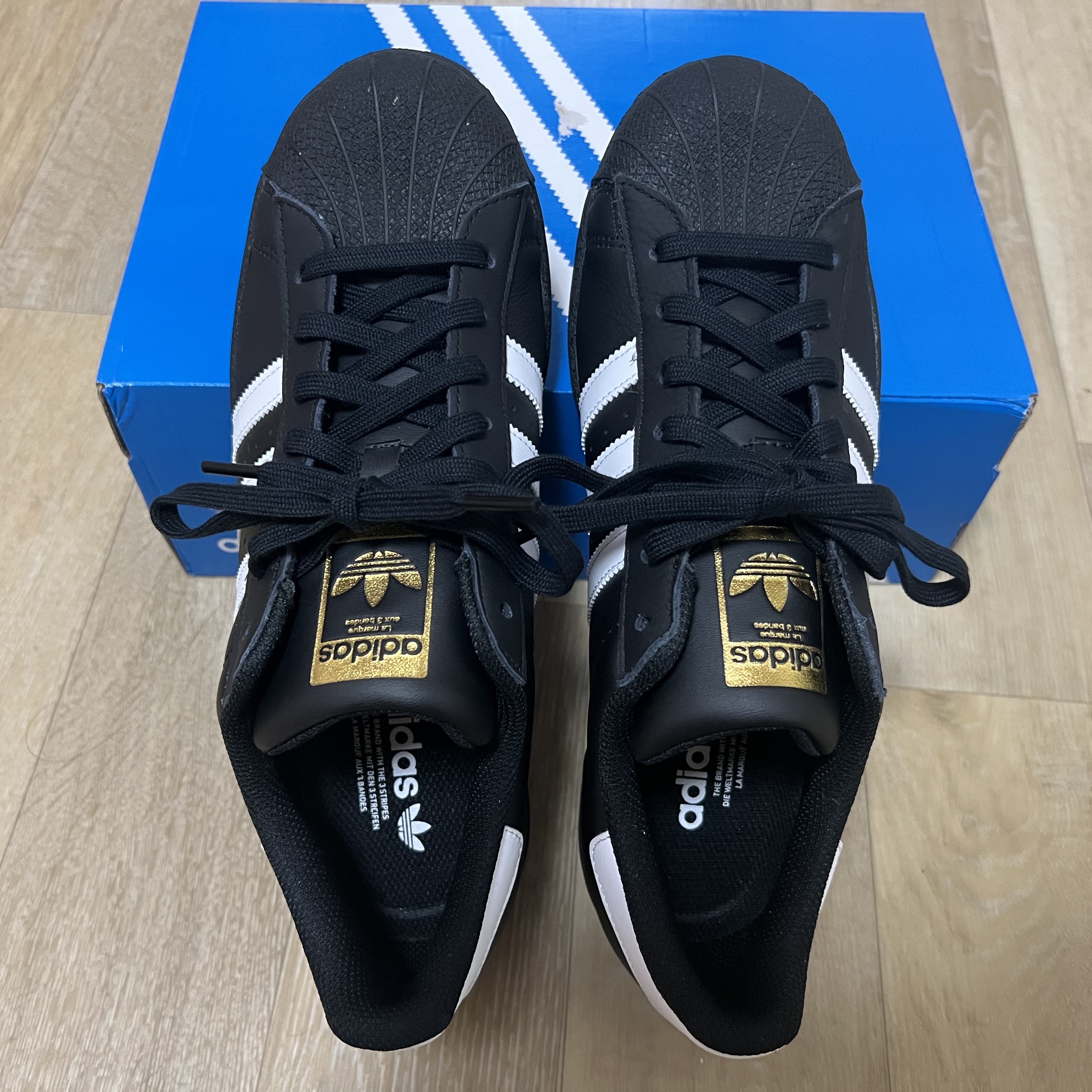 Adidas Superstar Core Black White 착용 스타일