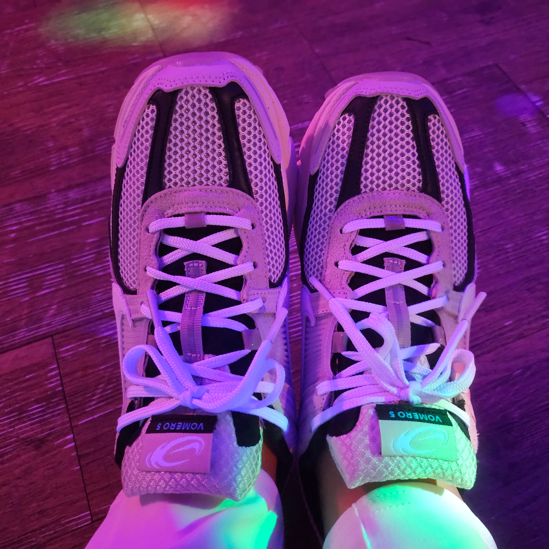 Nike Zoom Vomero 5 Light Bone and Black 착용 스타일 - 3