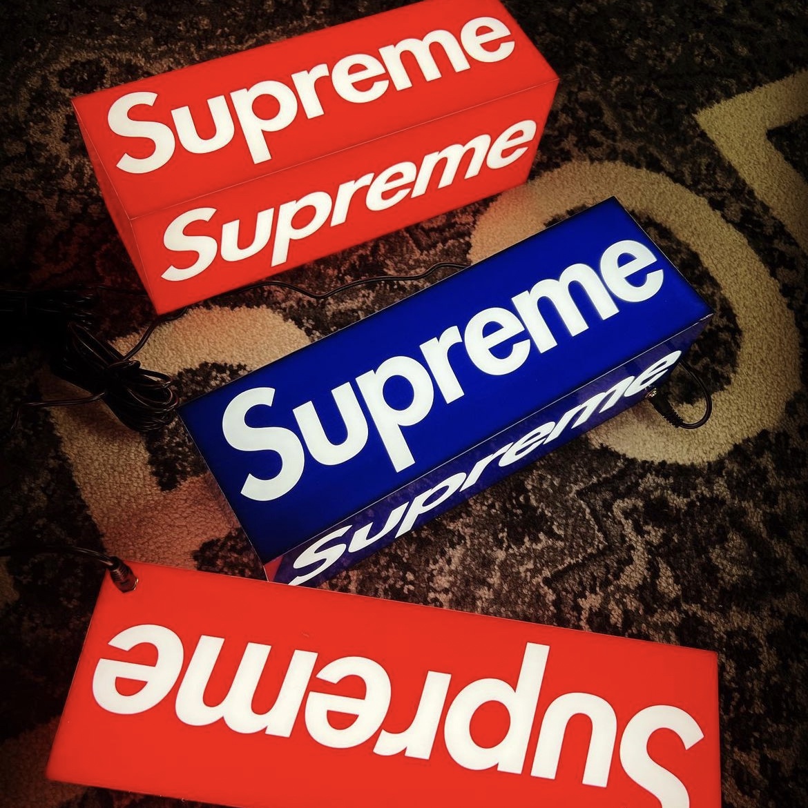 Supreme Box Logo Lamp Red - 23FW, Supreme Box Logo Lamp Blue - 23FW 착용 스타일 - 3