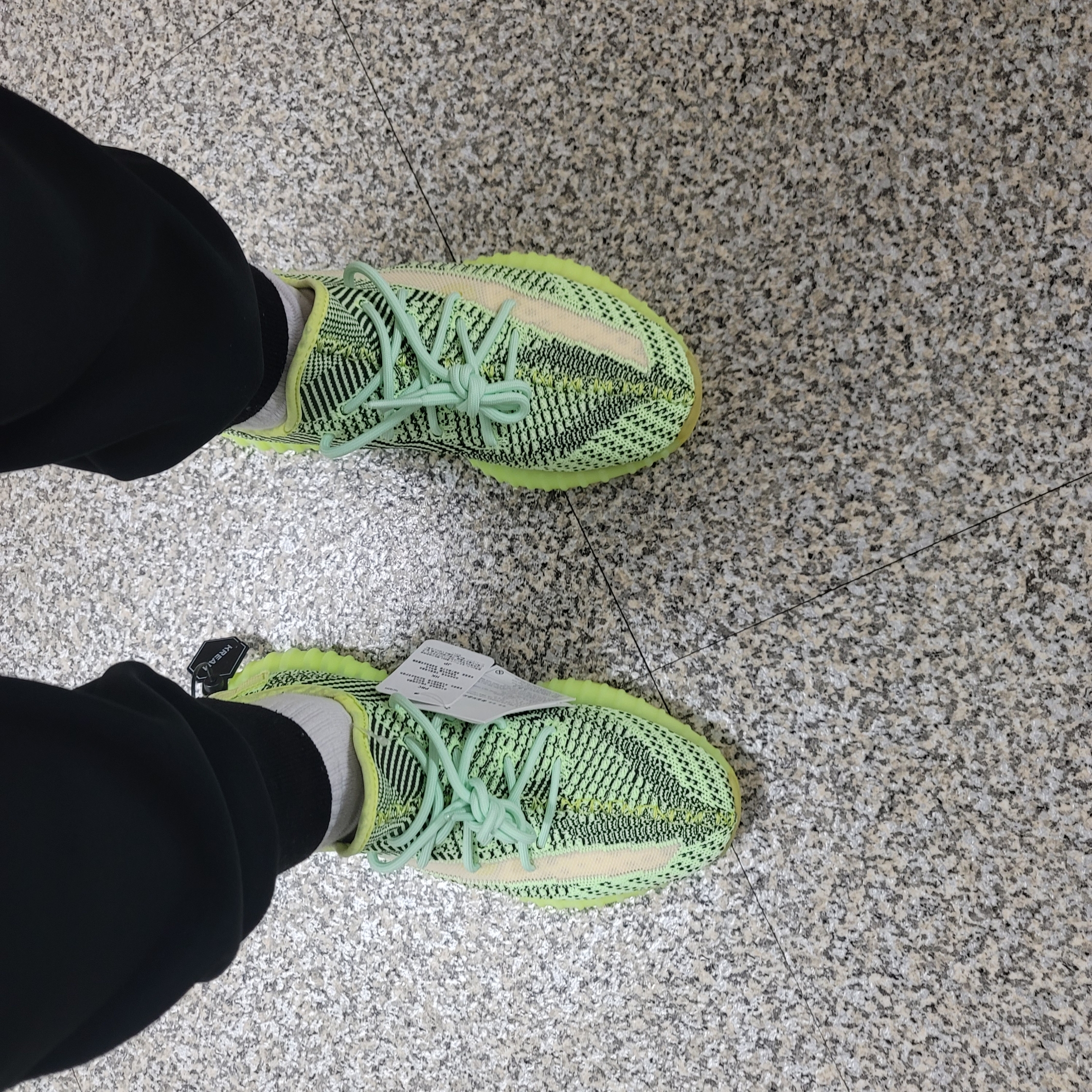 Adidas Yeezy Boost 350 V2 Yeezreel - Non-Reflective 착용 스타일 - 1