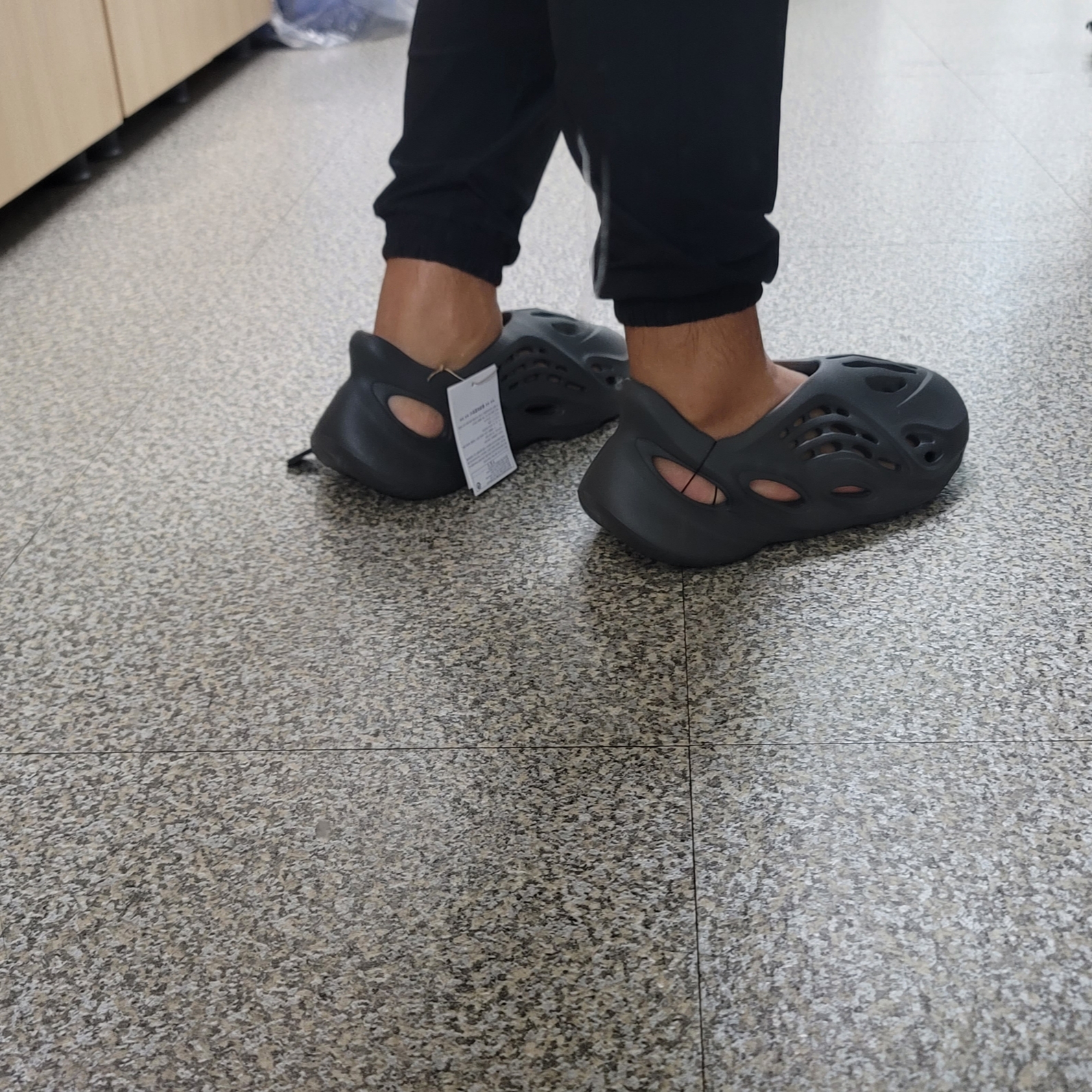 Adidas Yeezy Foam RNNR Carbon 착용 스타일 - 2