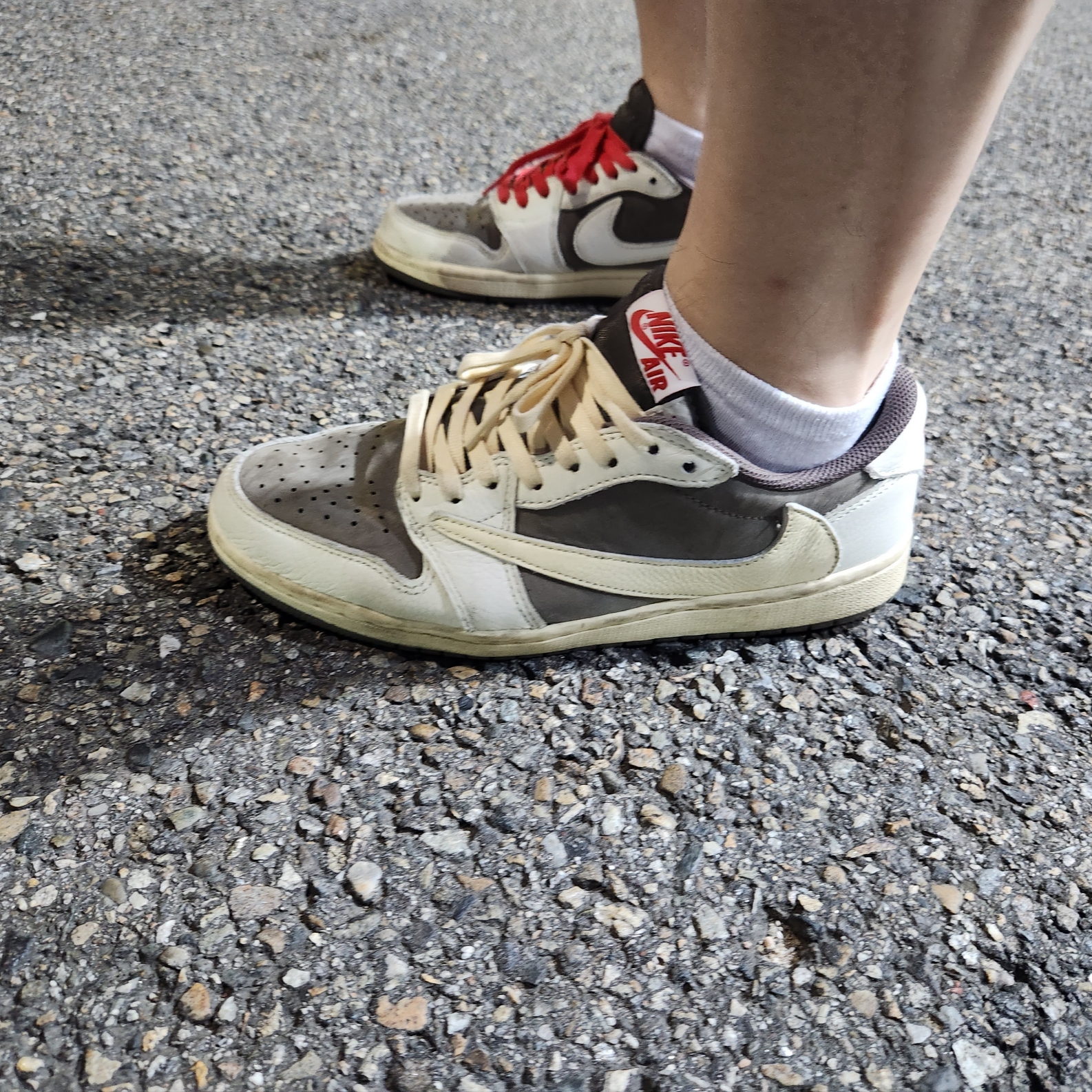 Jordan 1 x Travis Scott Retro Low OG SP Sail and Ridgerock 착용 스타일