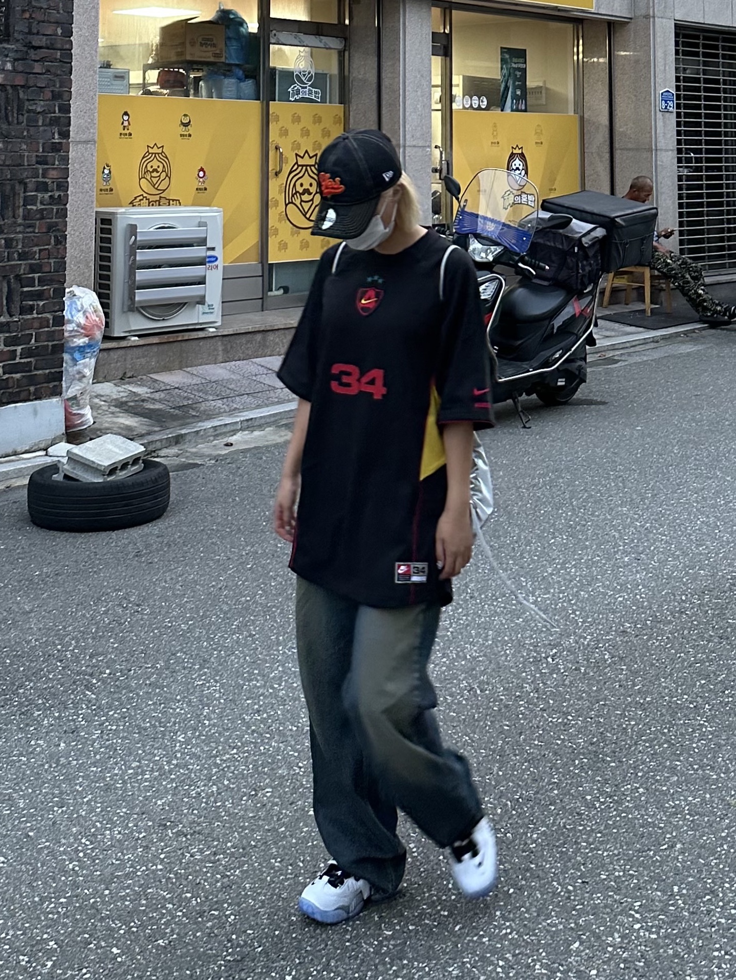 (W) Nike Air Adjust Force 2023 Vast Grey and Metallic Silver, Nike x Ambush Jersey Top Black - Asia 착용 스타일 - 3